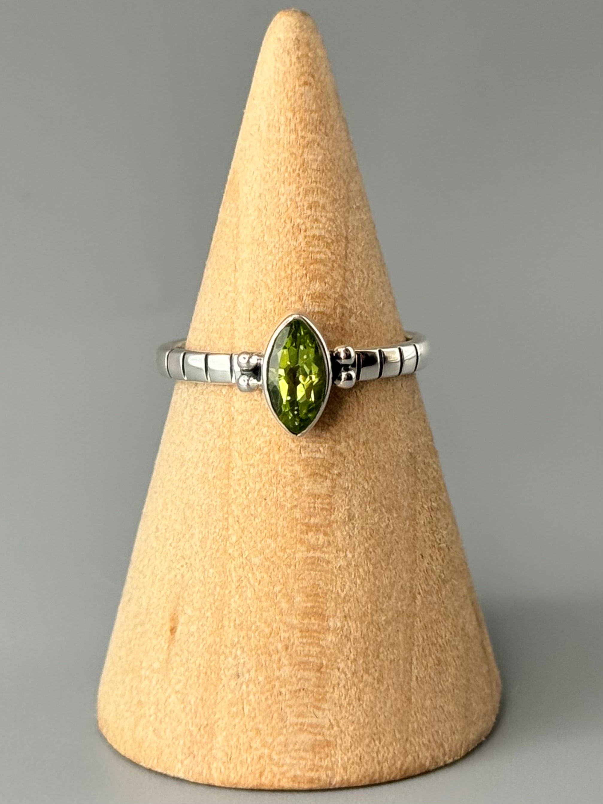 •PERIDOT - NOTCHED• sterling silver ring (various sizes)
