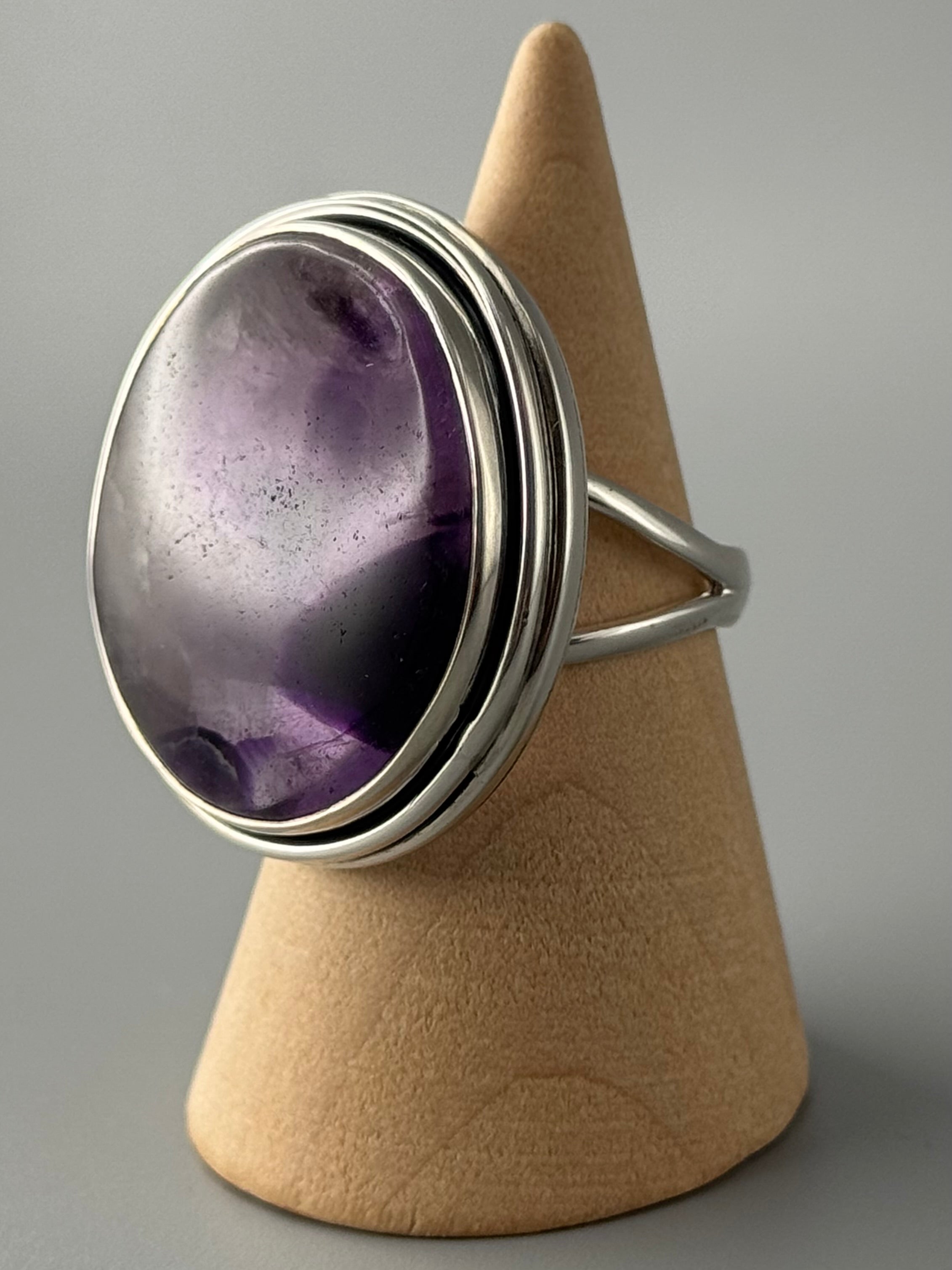 •TRAPICHE AMETHYST - ROUND• split band silver ring (size 7.25)