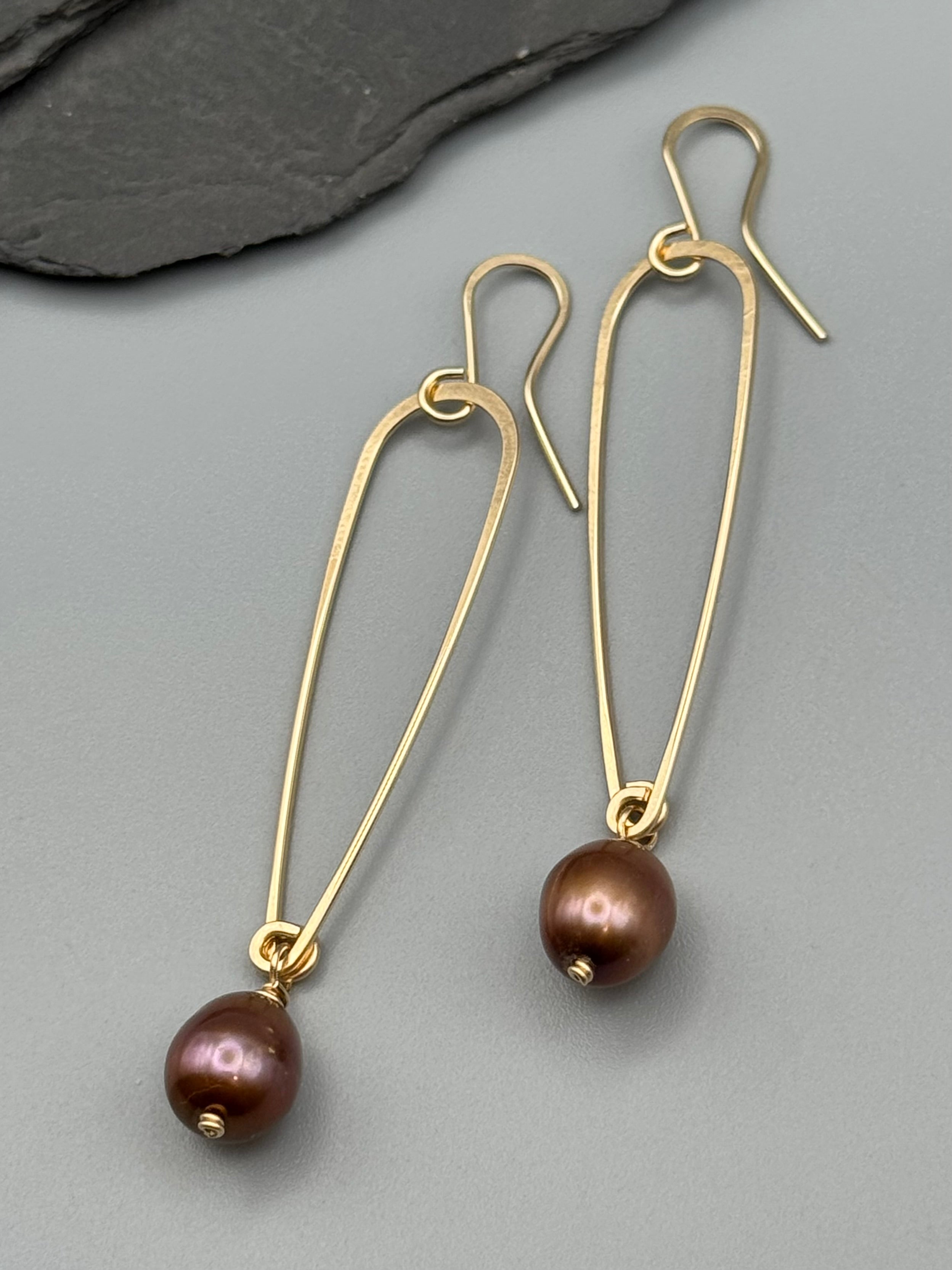 •SPEAR TEAR• champagne pearl + gold dangle earrings