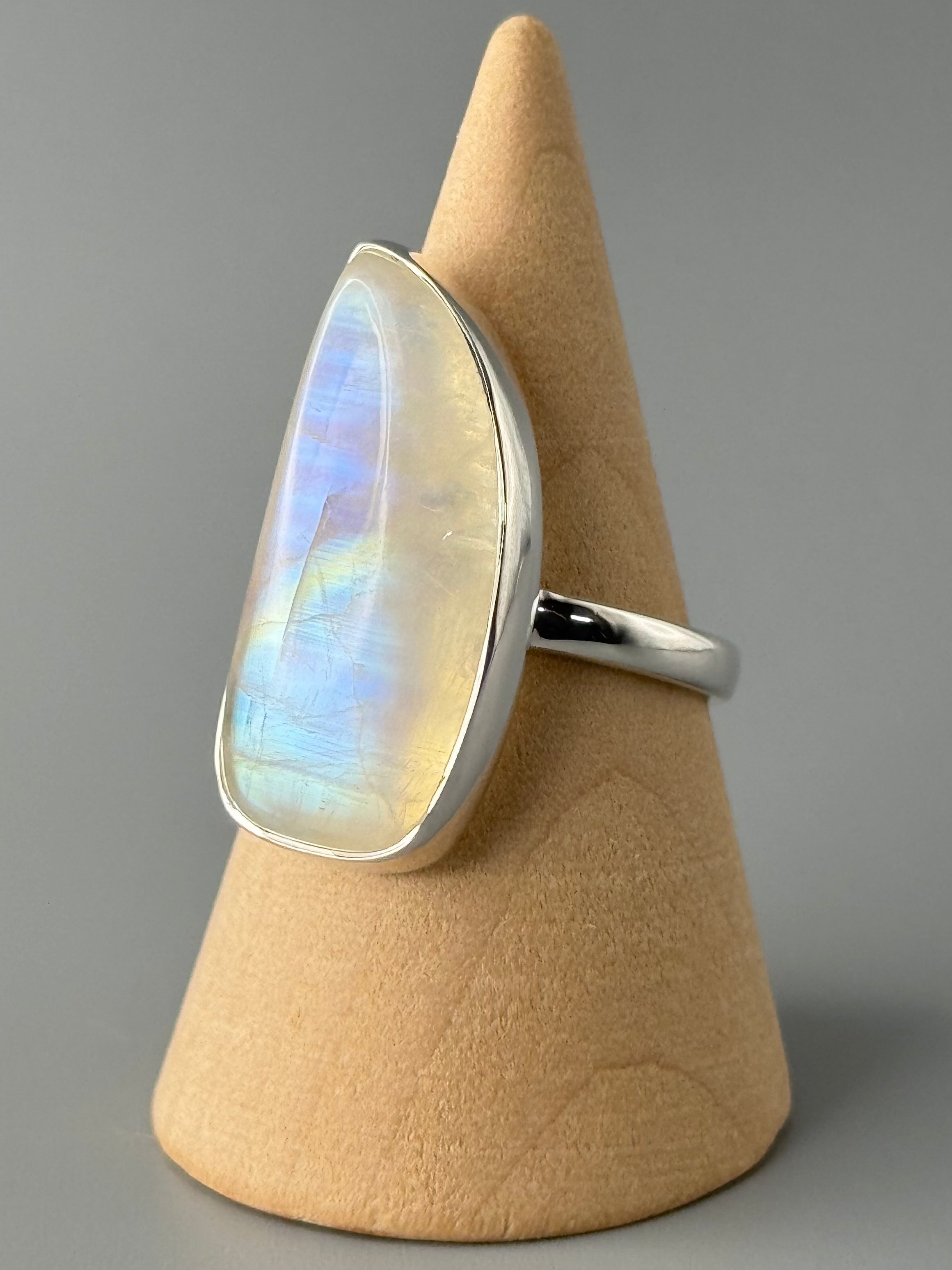 •RAINBOW MOONSTONE - FREEFORM• simple bezel silver ring (size 9)