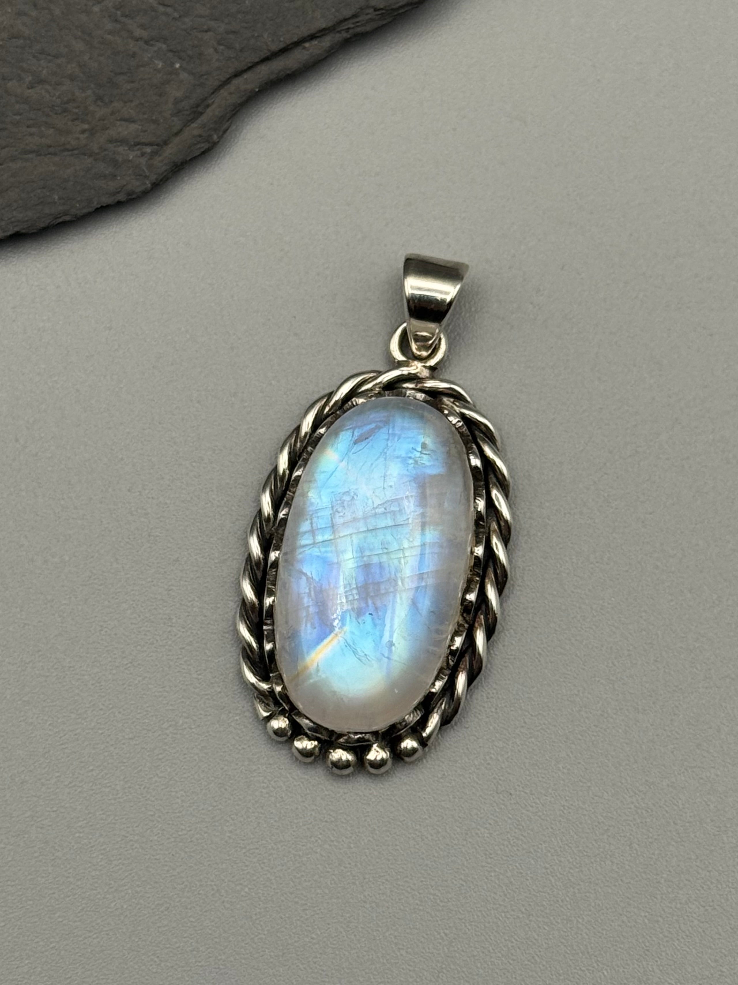 •RAINBOW MOONSTONE MEDIUM OVAL - CUERDA• sterling silver pendant