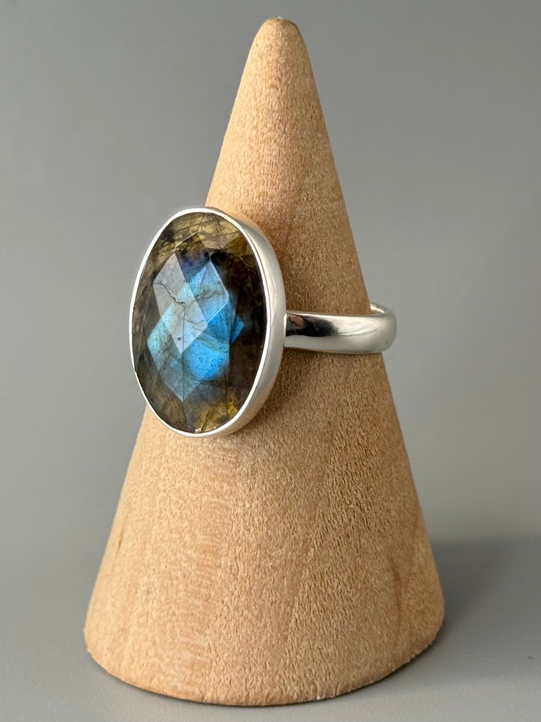 •LABRADORITE - FACETED OVAL• sterling silver ring (size 7)