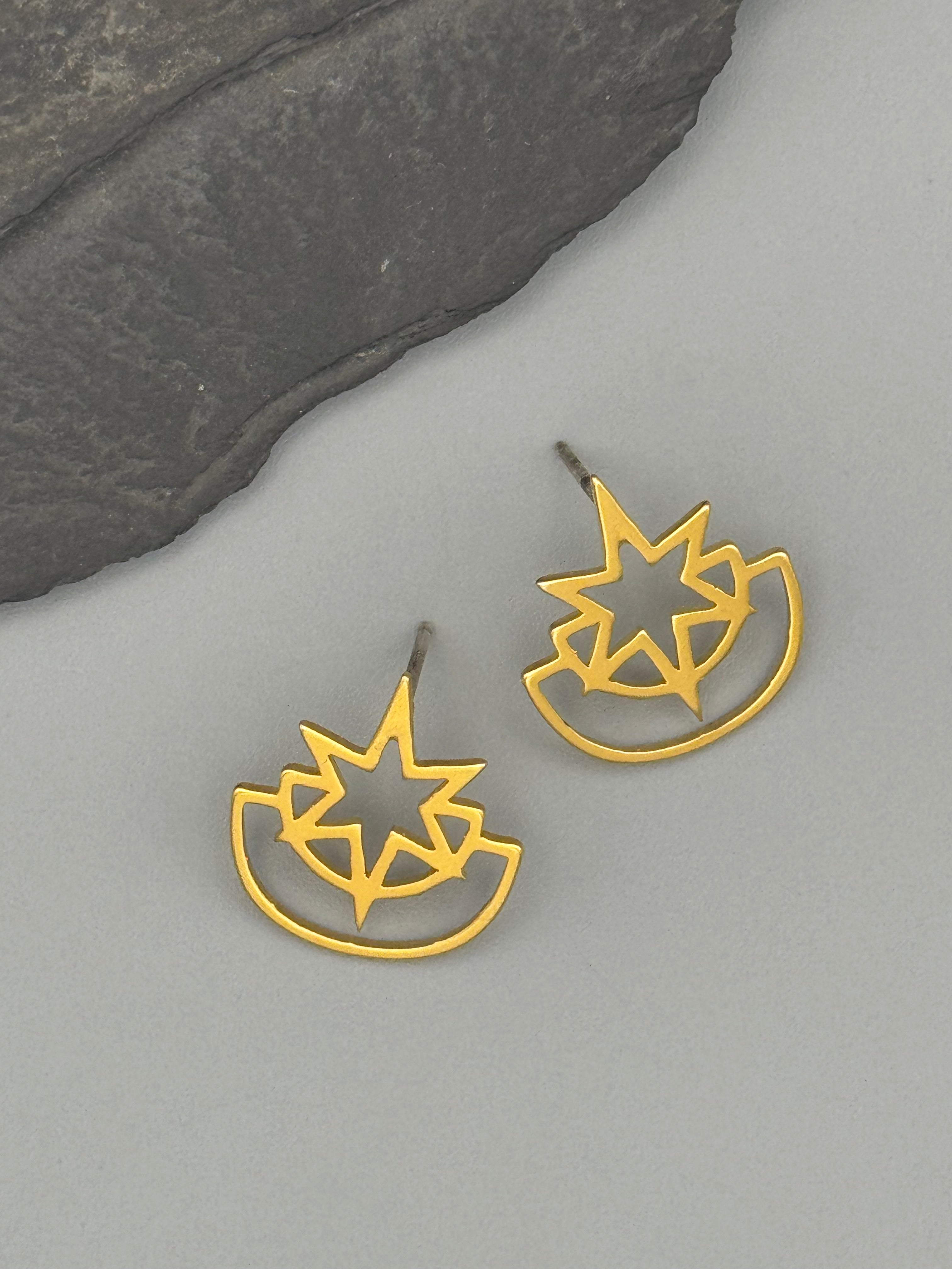 •STAR• gold stud earrings