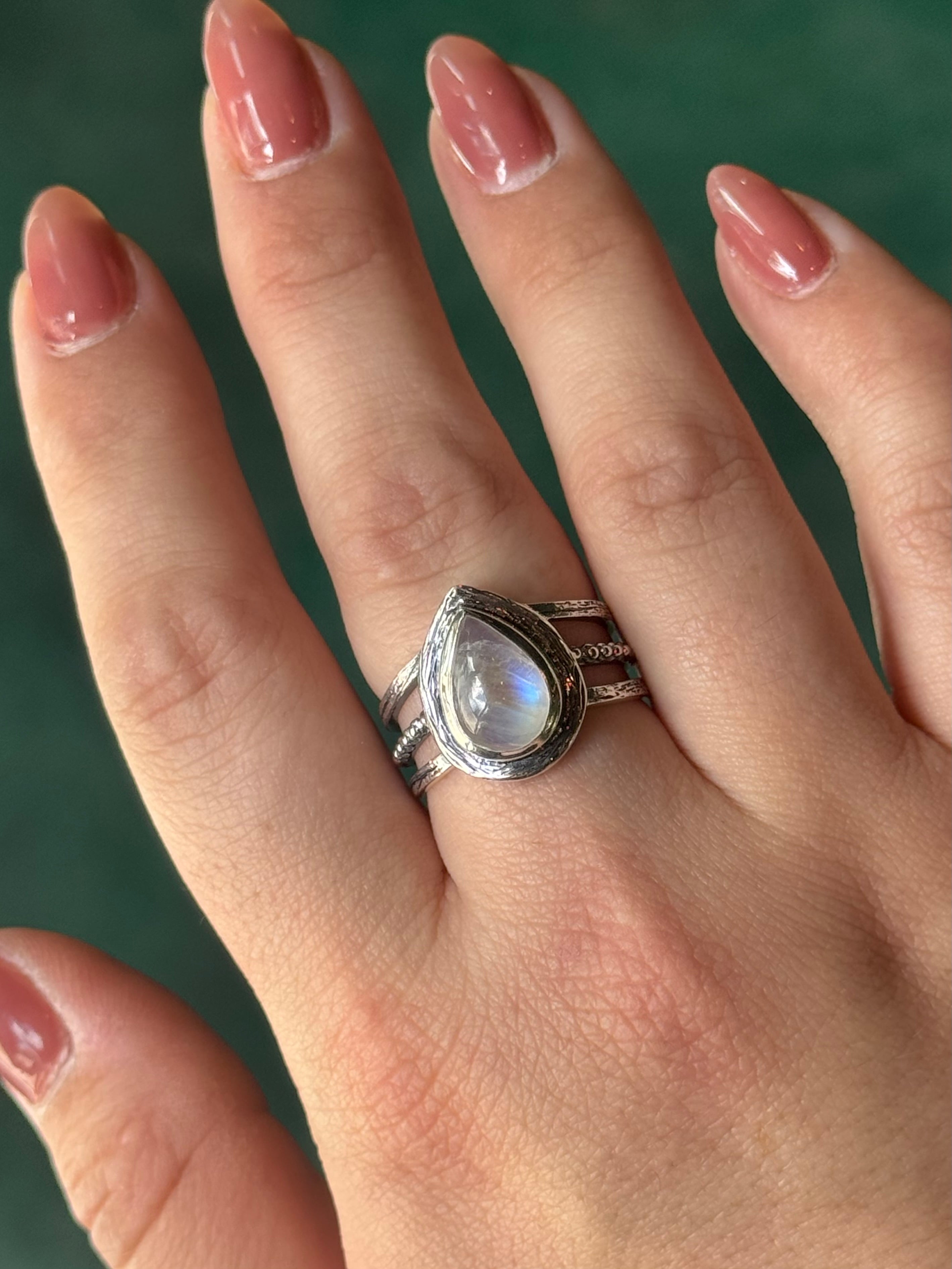 •RAINBOW MOONSTONE - GATE• split band silver ring (size 9.75)