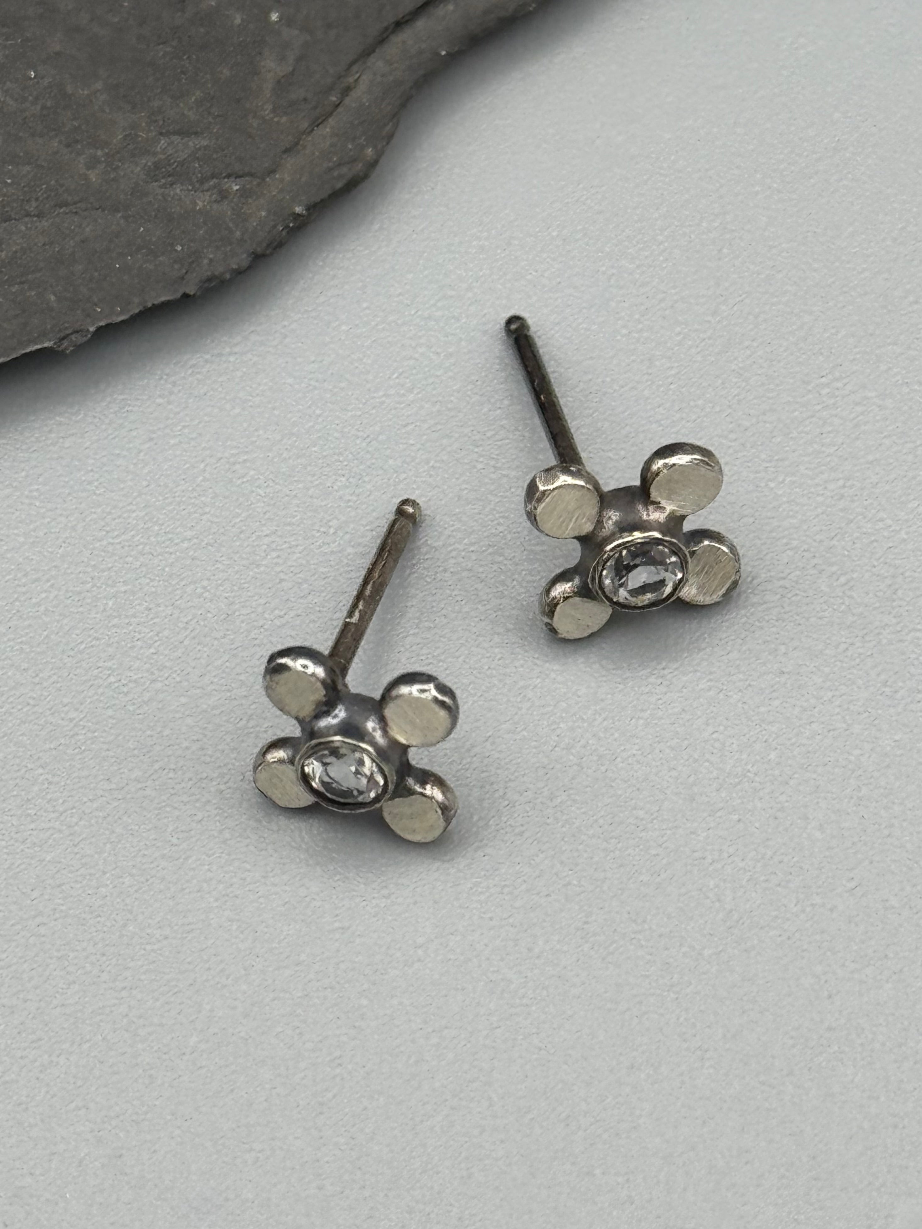 •DOTTED FLOWER• white topaz + silver stud earrings