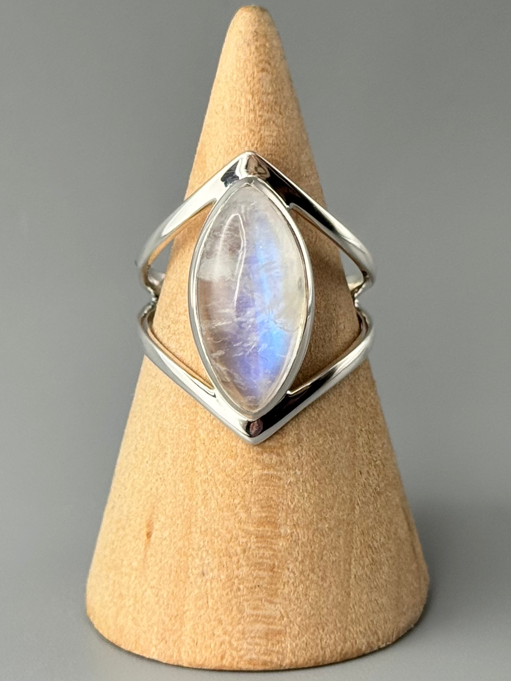 •RAINBOW MOONSTONE - DIANA• split band silver ring (size 8)
