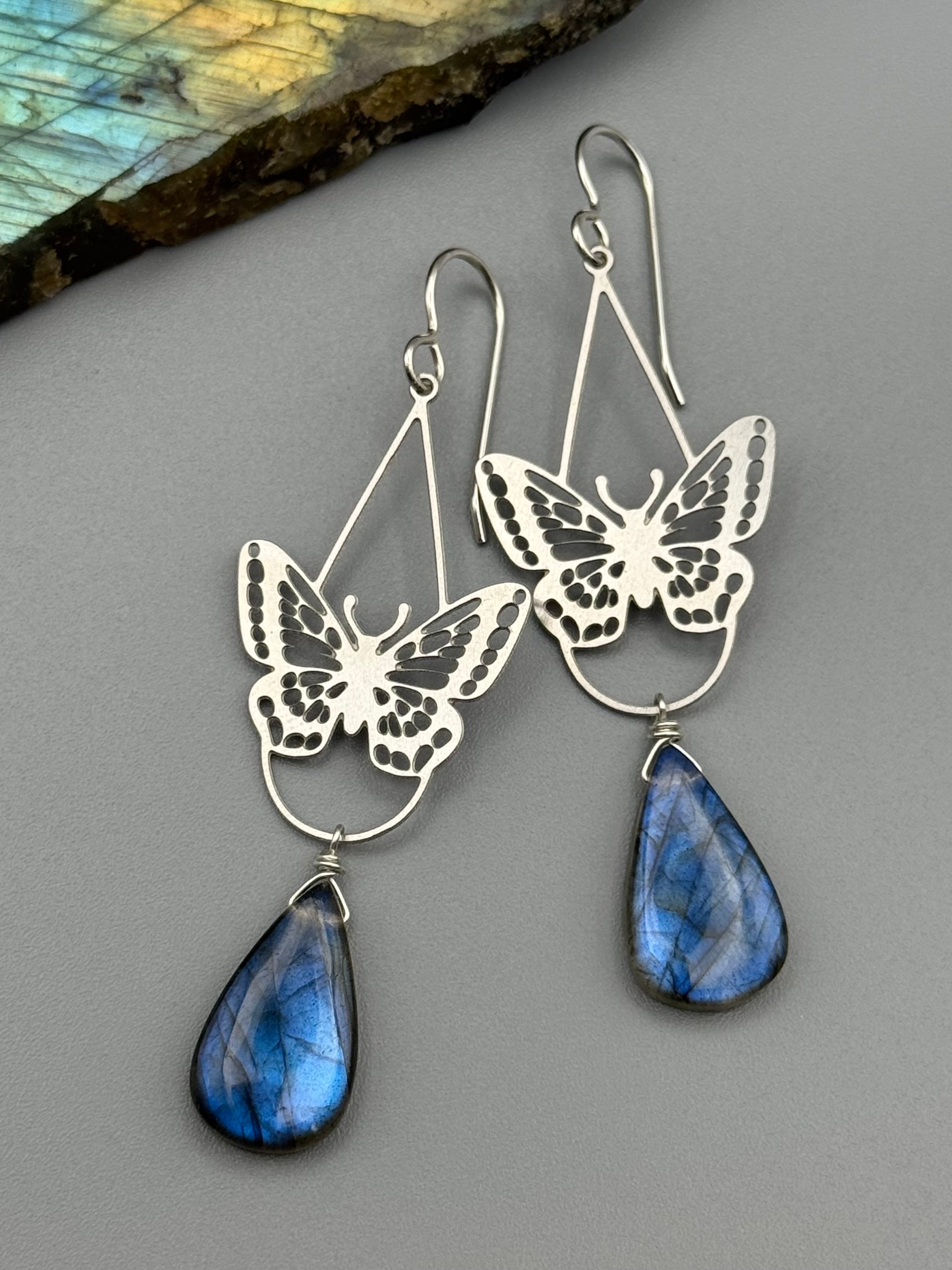 •MARIPOSA• labradorite tear + silver earrings
