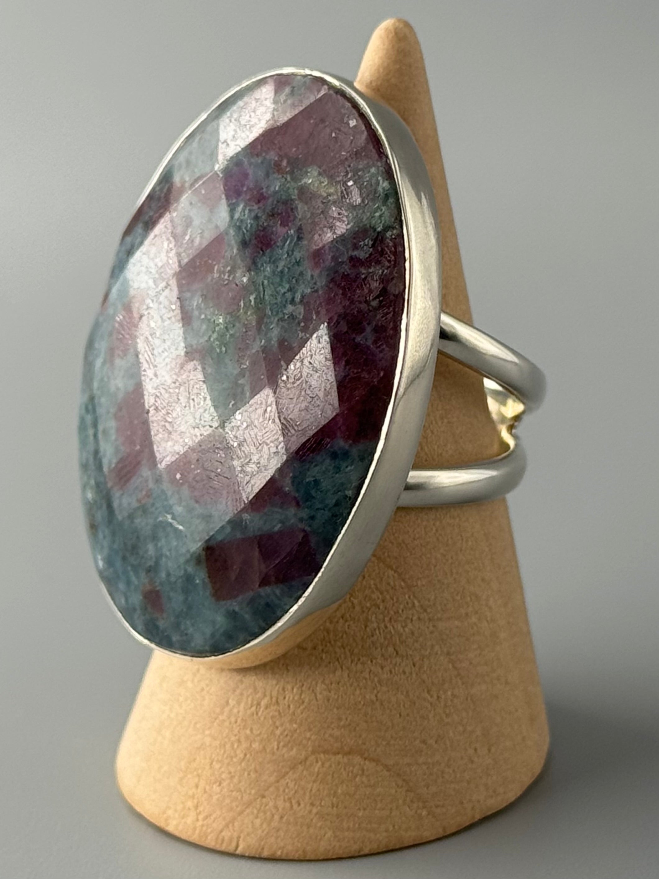 •FACETED RUBY KYANITE - OVAL• split band silver ring (size 8.5)