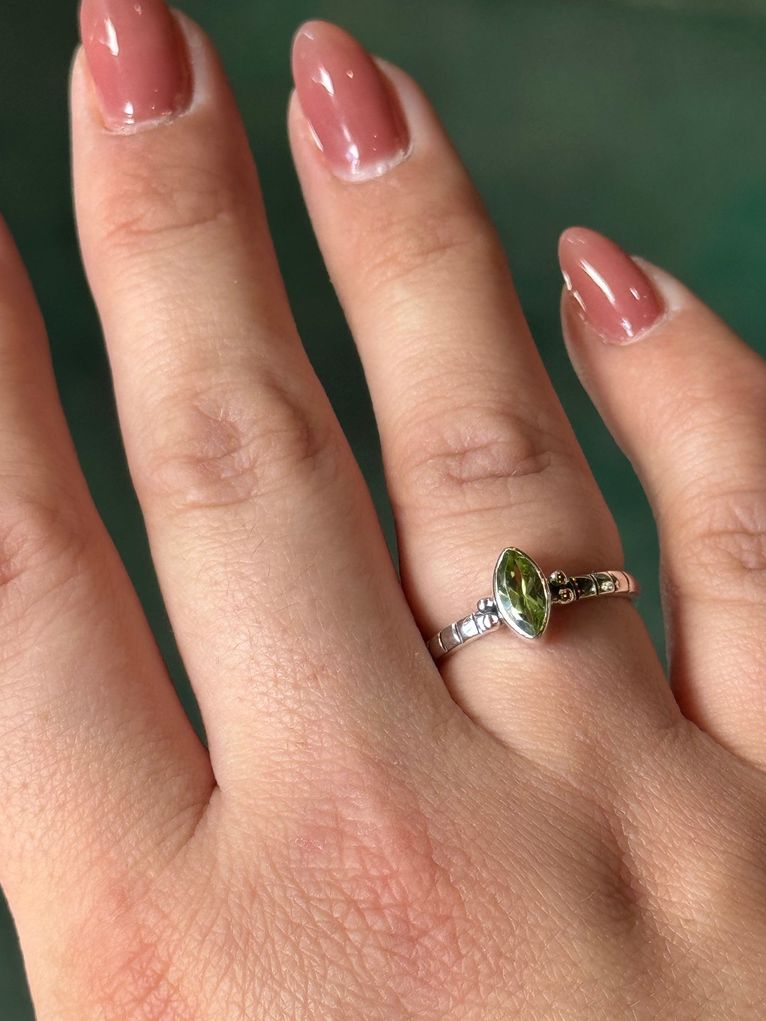 •PERIDOT - NOTCHED• sterling silver ring (various sizes)