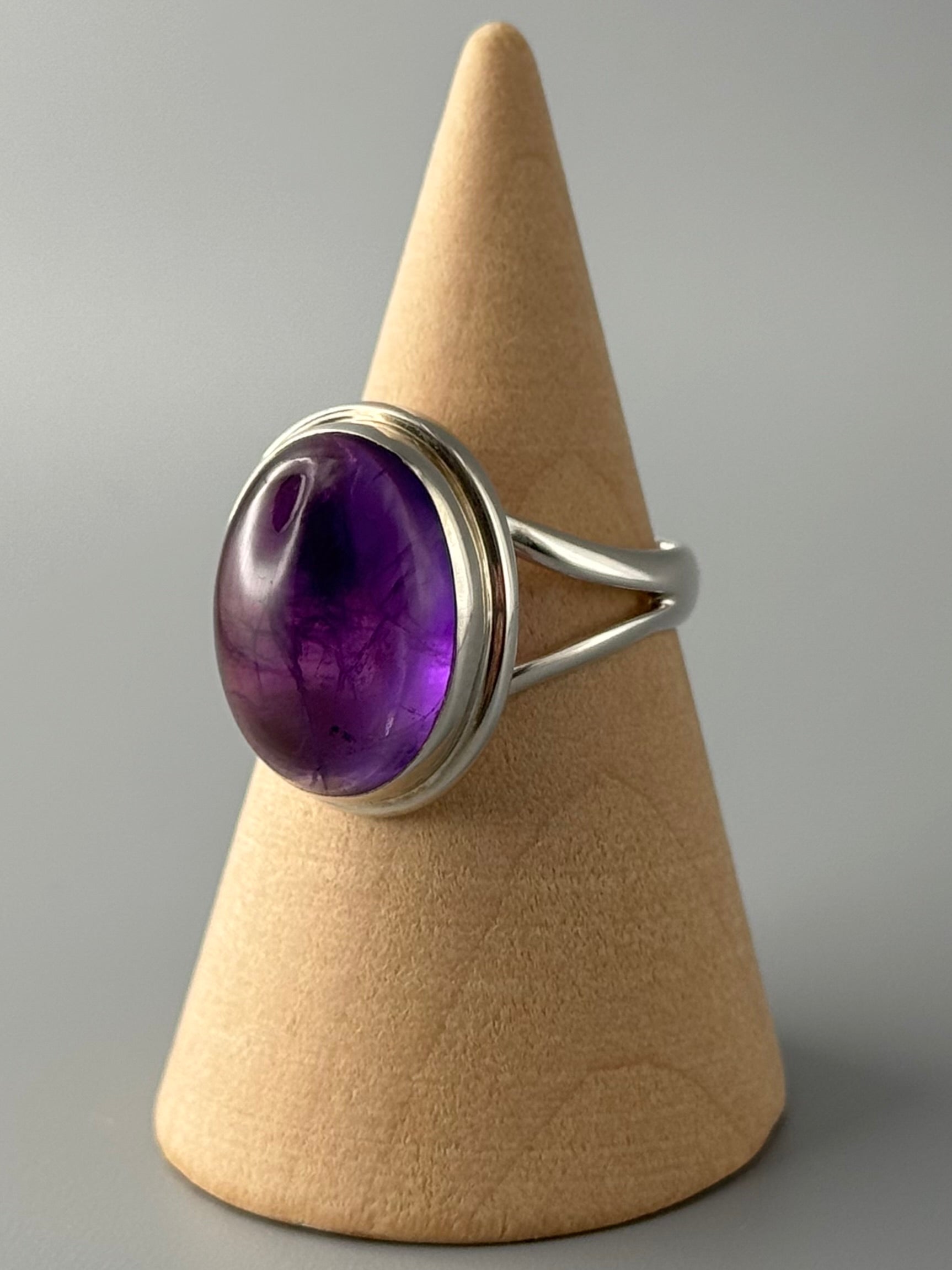 •AMETHYST - OVAL• split band silver ring (size 7.75)