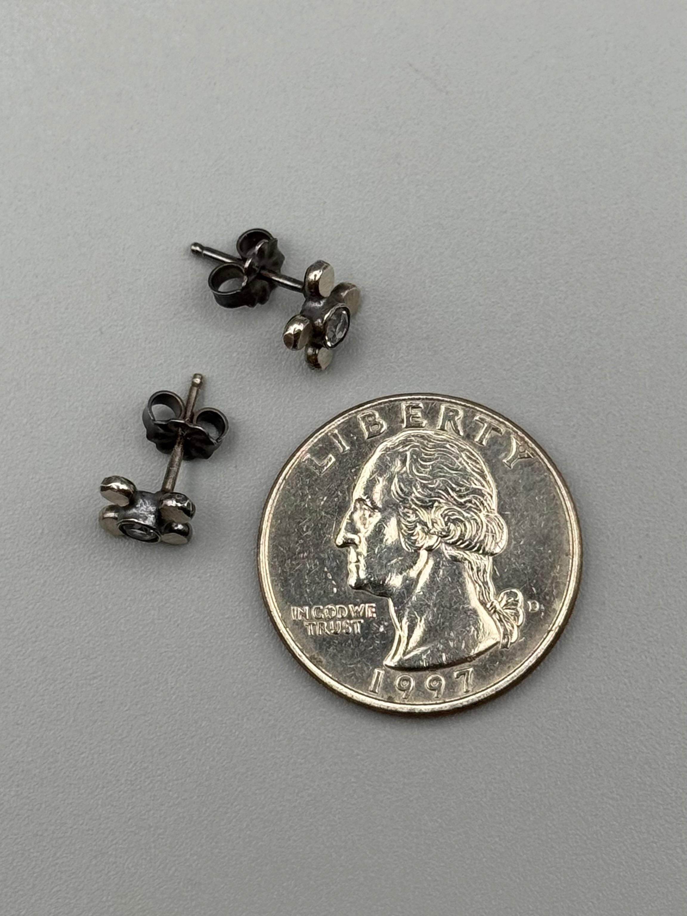 •DOTTED FLOWER• white topaz + silver stud earrings