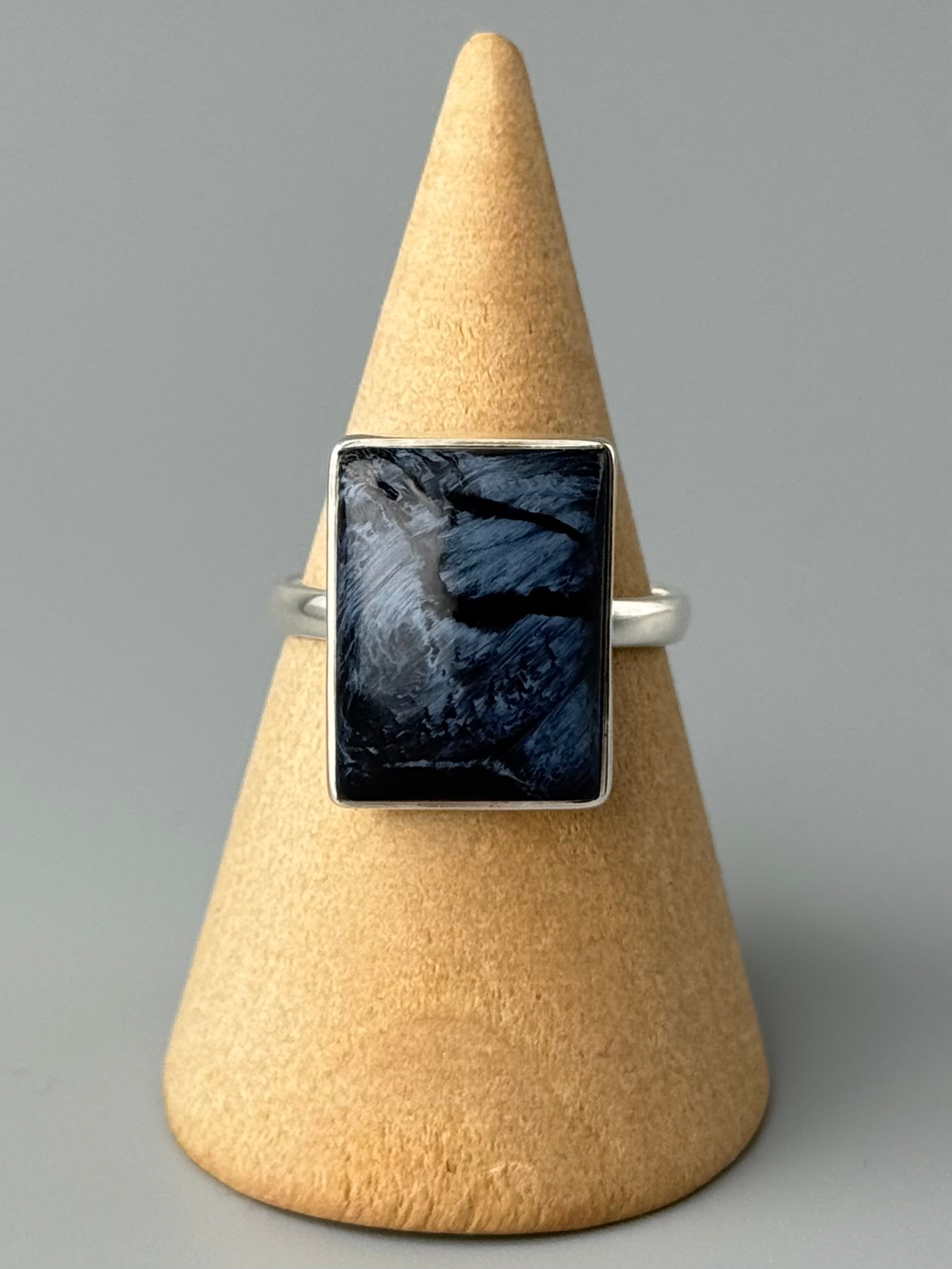 •PIETERSITE - RECTANGLE• simple band silver ring (size 8)