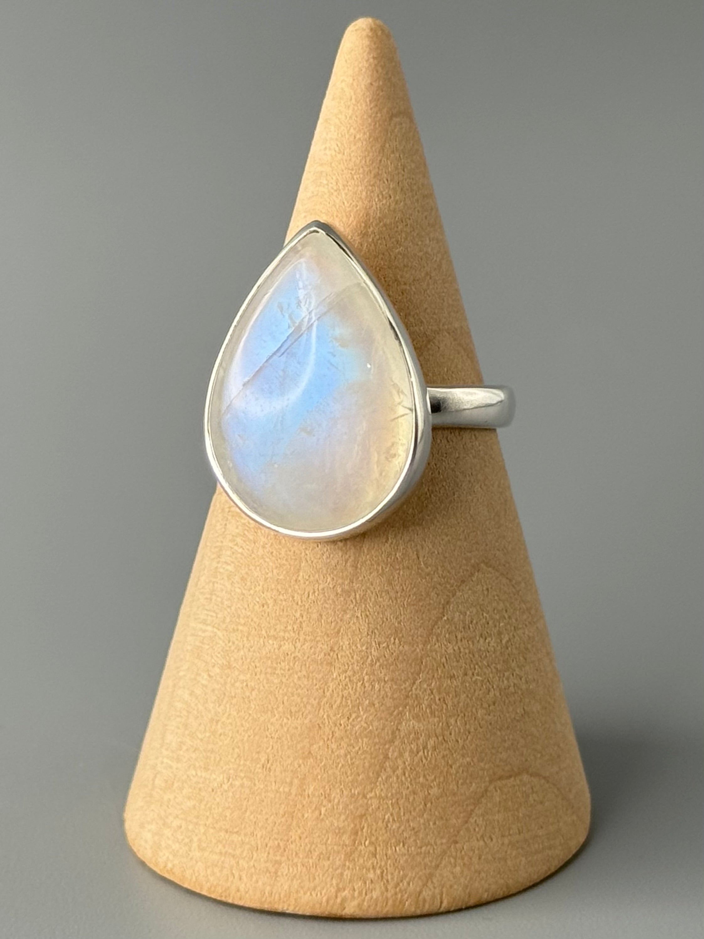 •RAINBOW MOONSTONE - TEAR• simple bezel silver ring (size 6)