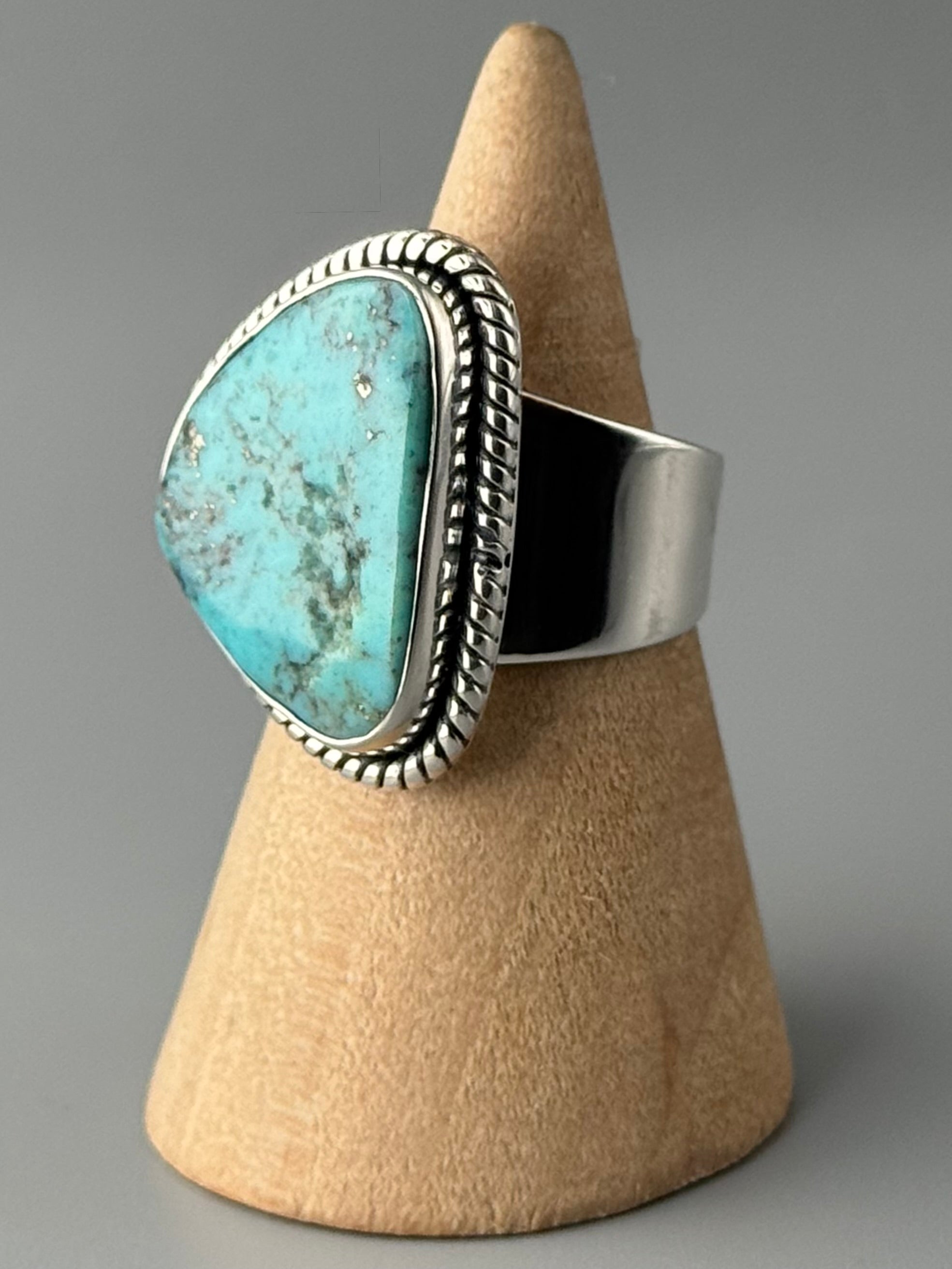 •ARIZONA TURQUOISE - SOFT TRIANGLE• tapered band silver ring (size 7)