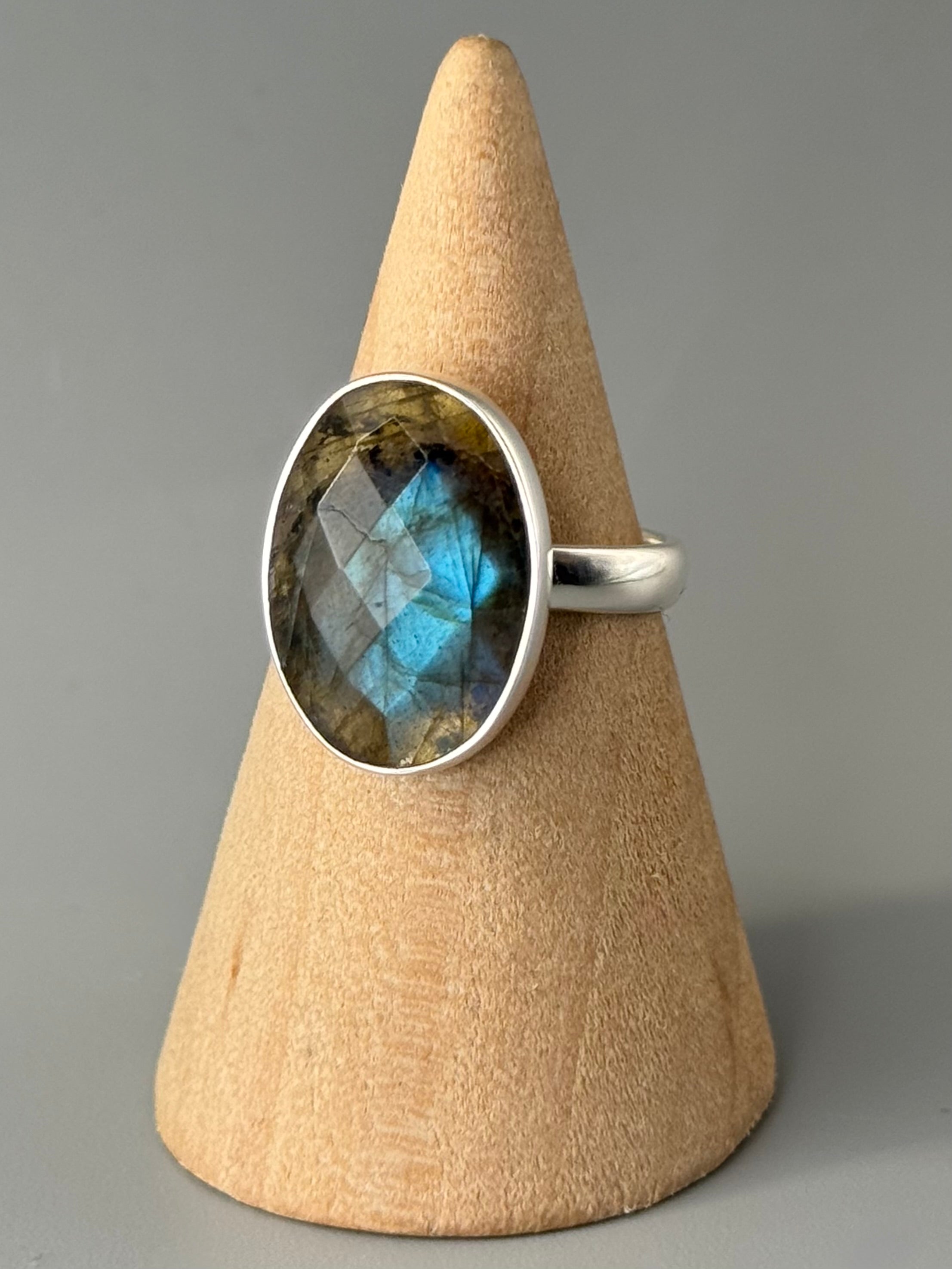 •LABRADORITE - FACETED OVAL• sterling silver ring (size 7)