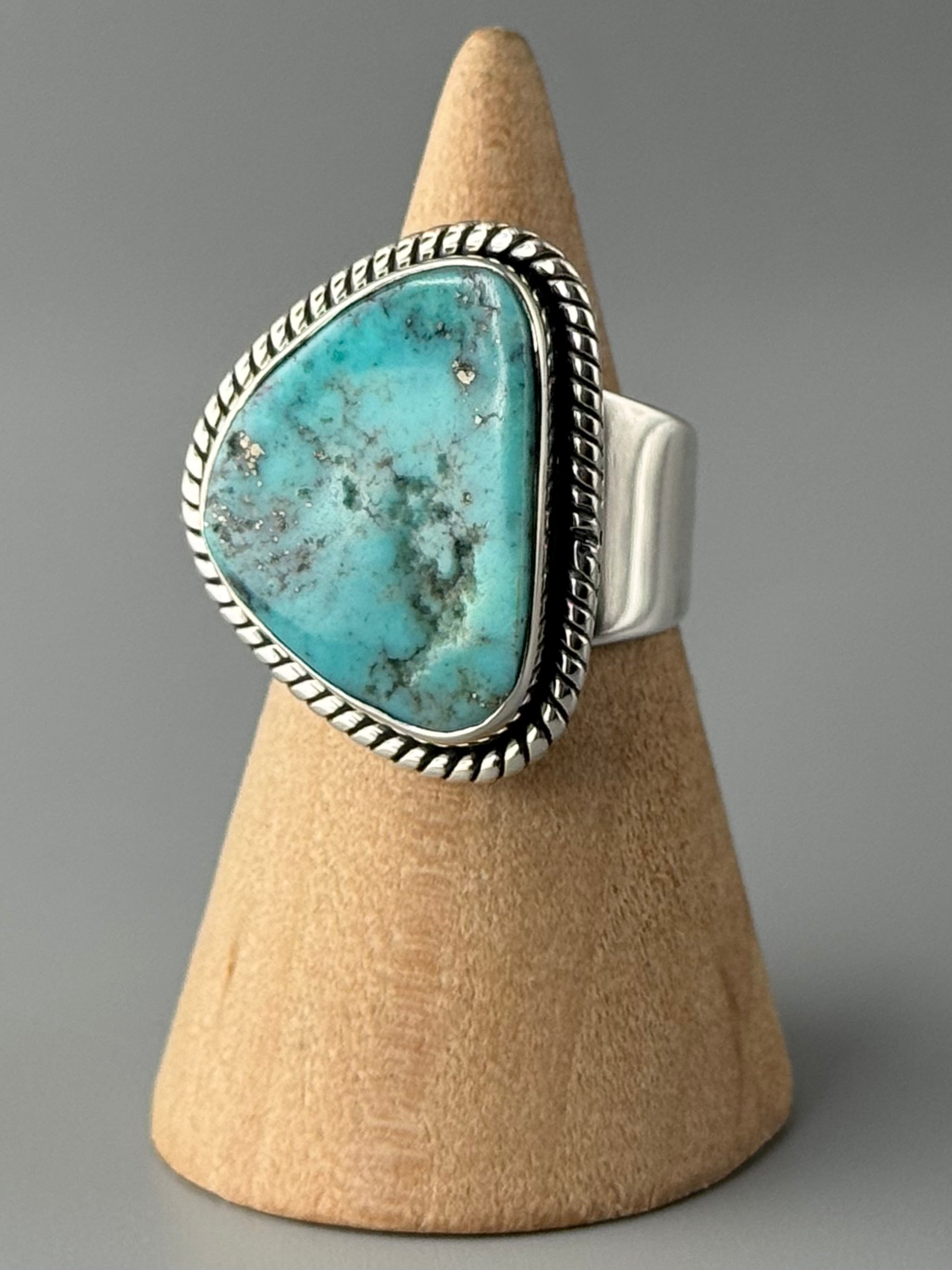 •ARIZONA TURQUOISE - SOFT TRIANGLE• tapered band silver ring (size 7)
