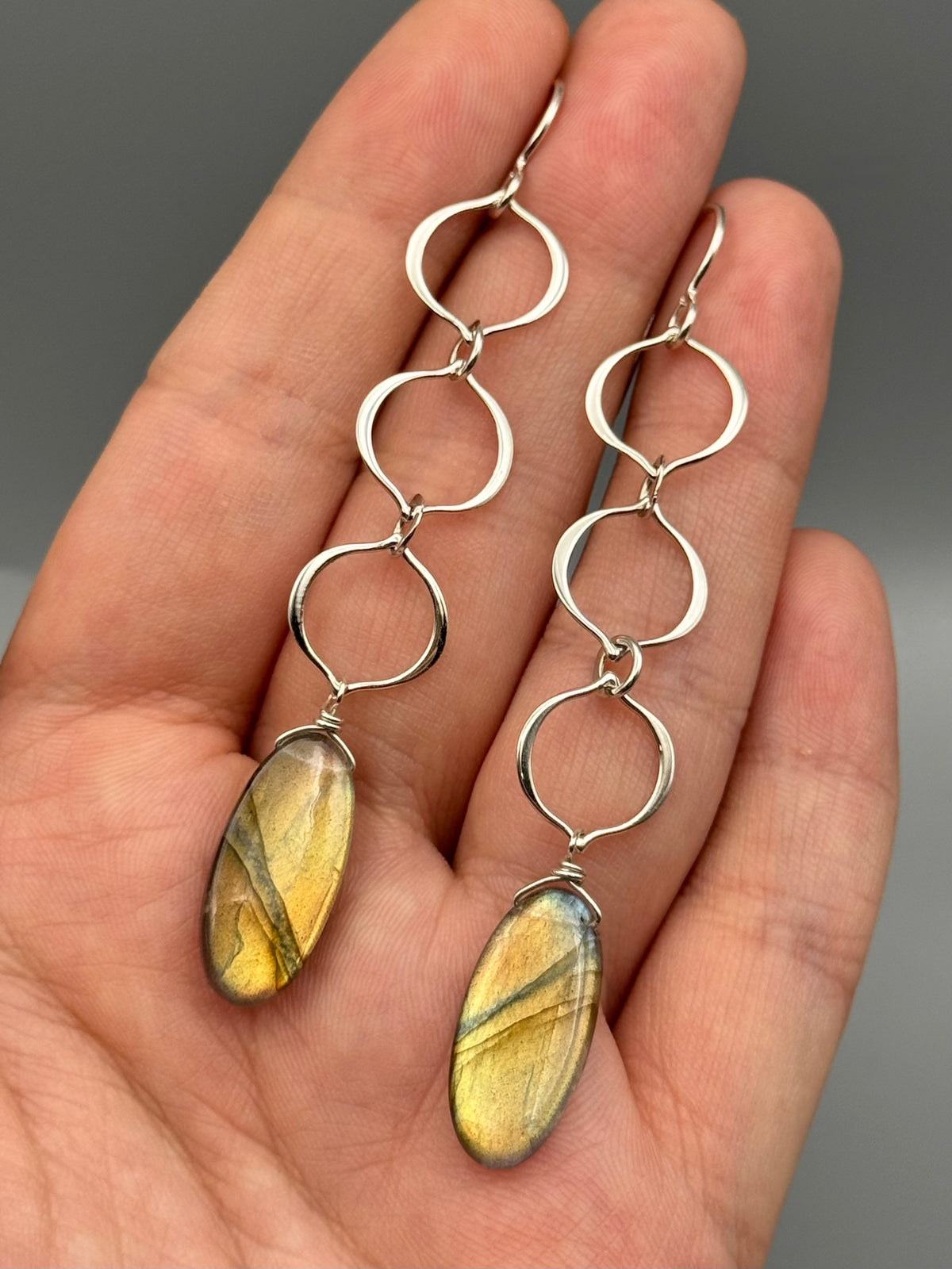 •ARABESQUE SWING• golden labradorite oval + silver earrings