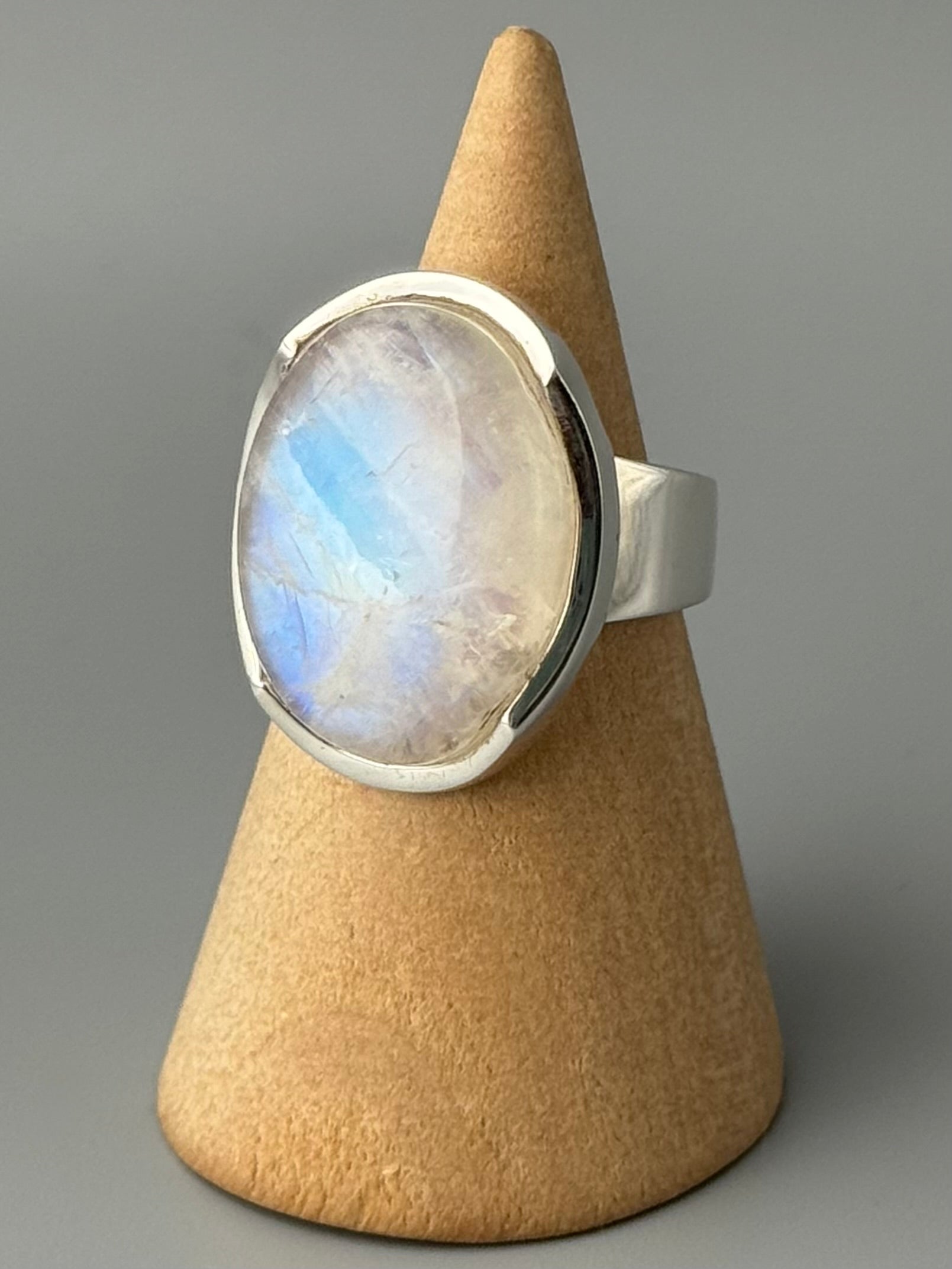 •RAINBOW MOONSTONE - MEDIUM OVAL - 1• scalloped bezel silver ring (size 7)