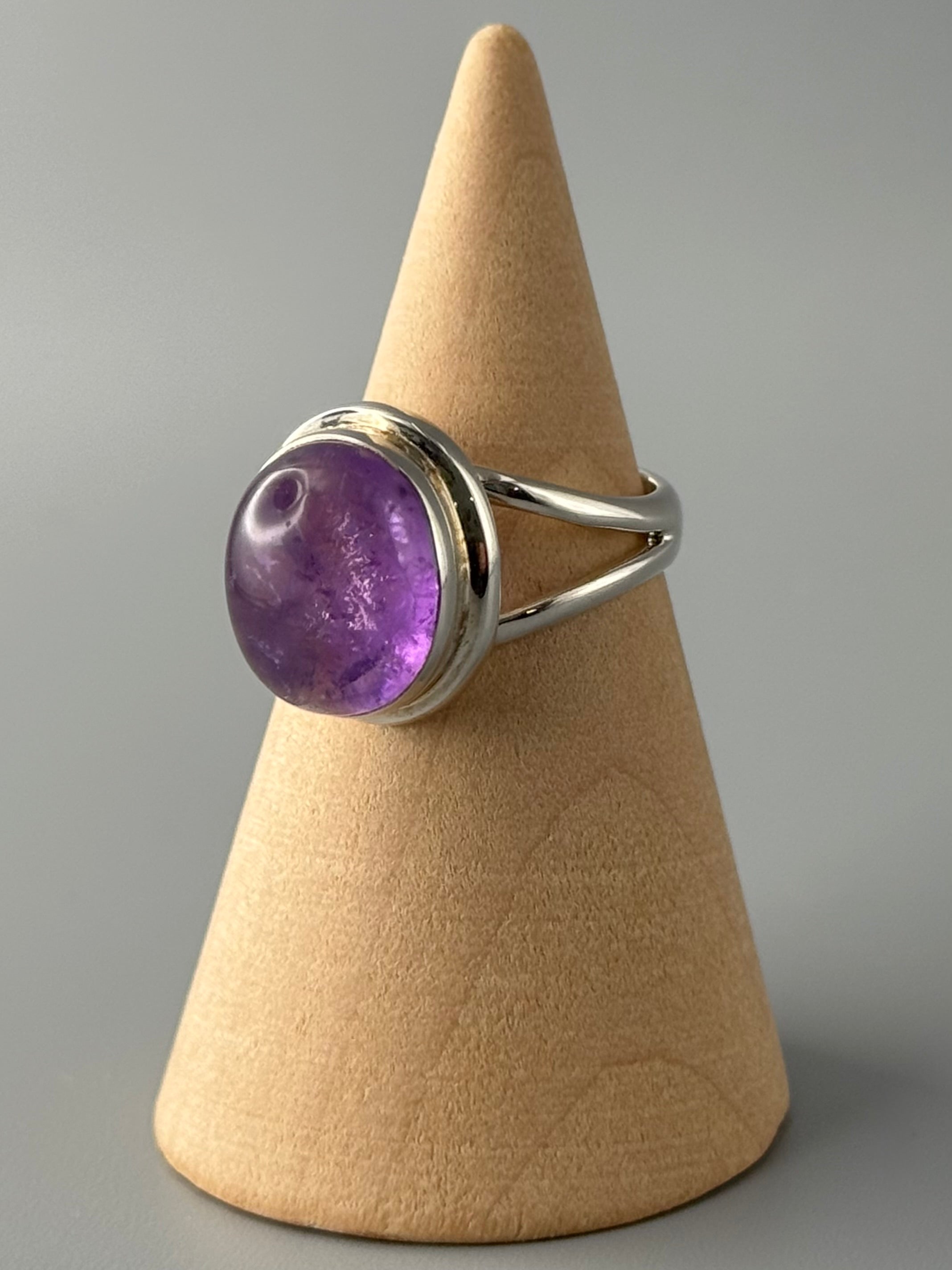•AMETHYST - OVAL• split band silver ring (size 5.75)