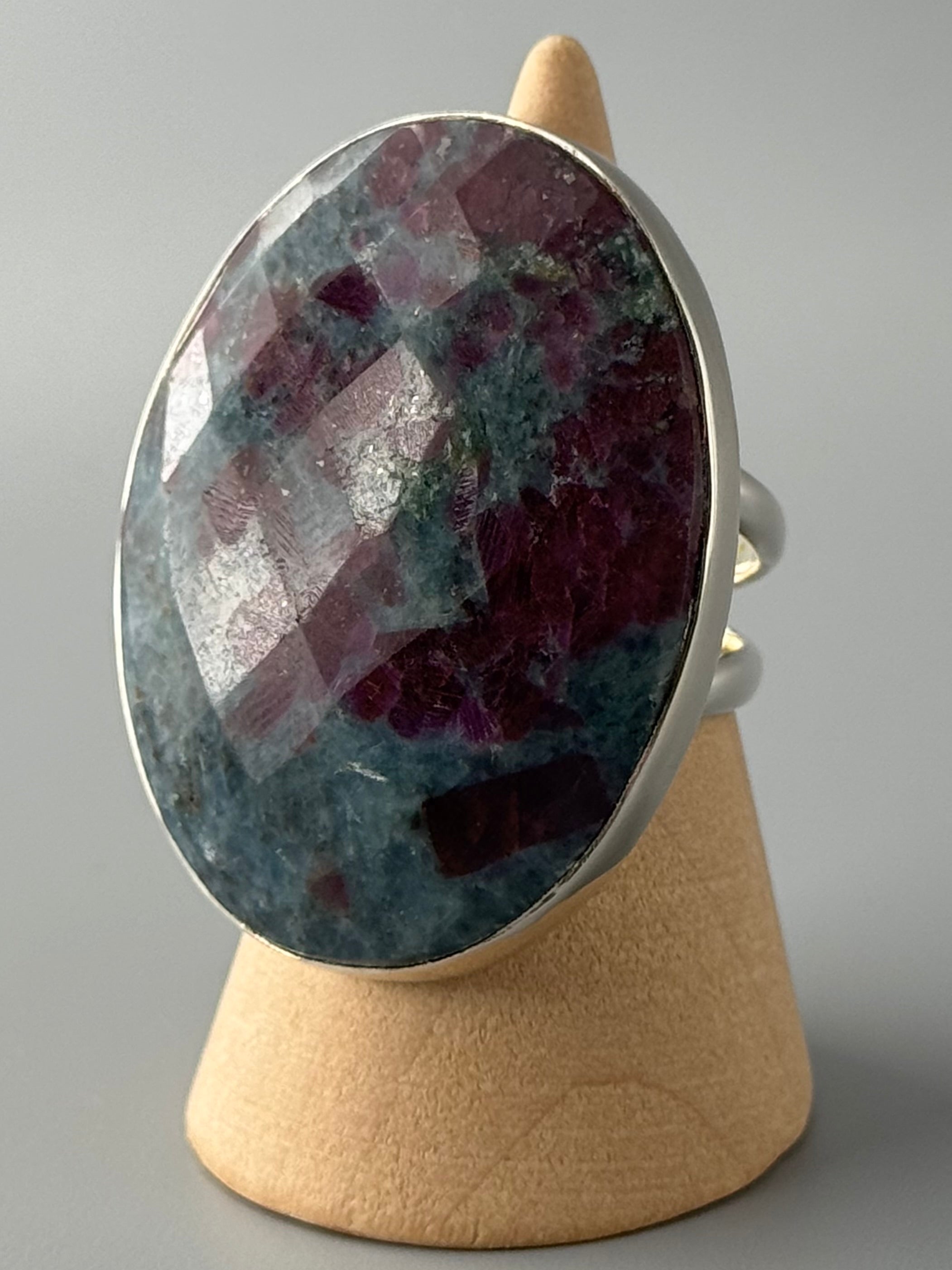 •FACETED RUBY KYANITE - OVAL• split band silver ring (size 8.5)
