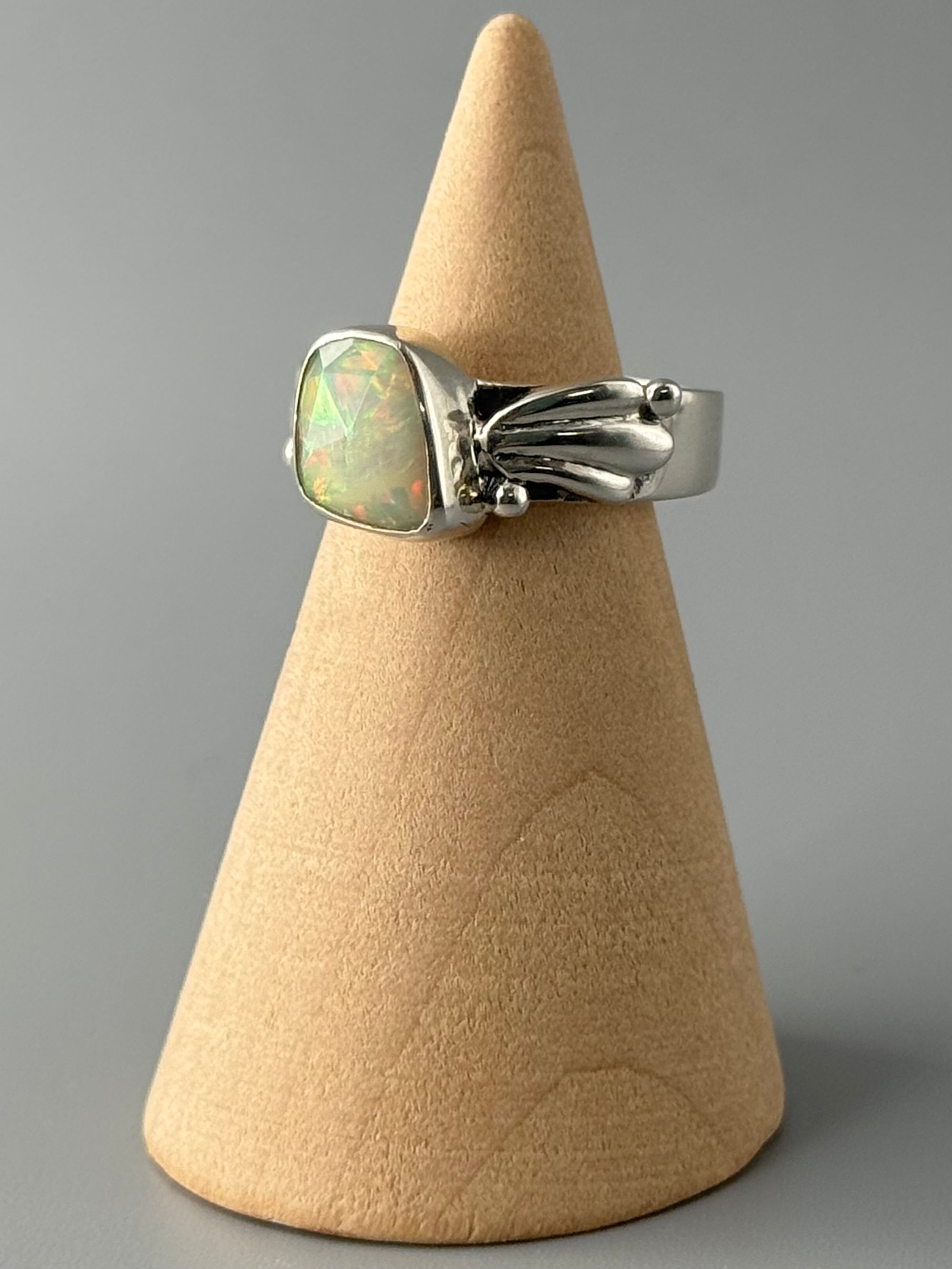 •FACETED ETHIOPIAN OPAL - ANTHER• decorative band silver ring (size 6)