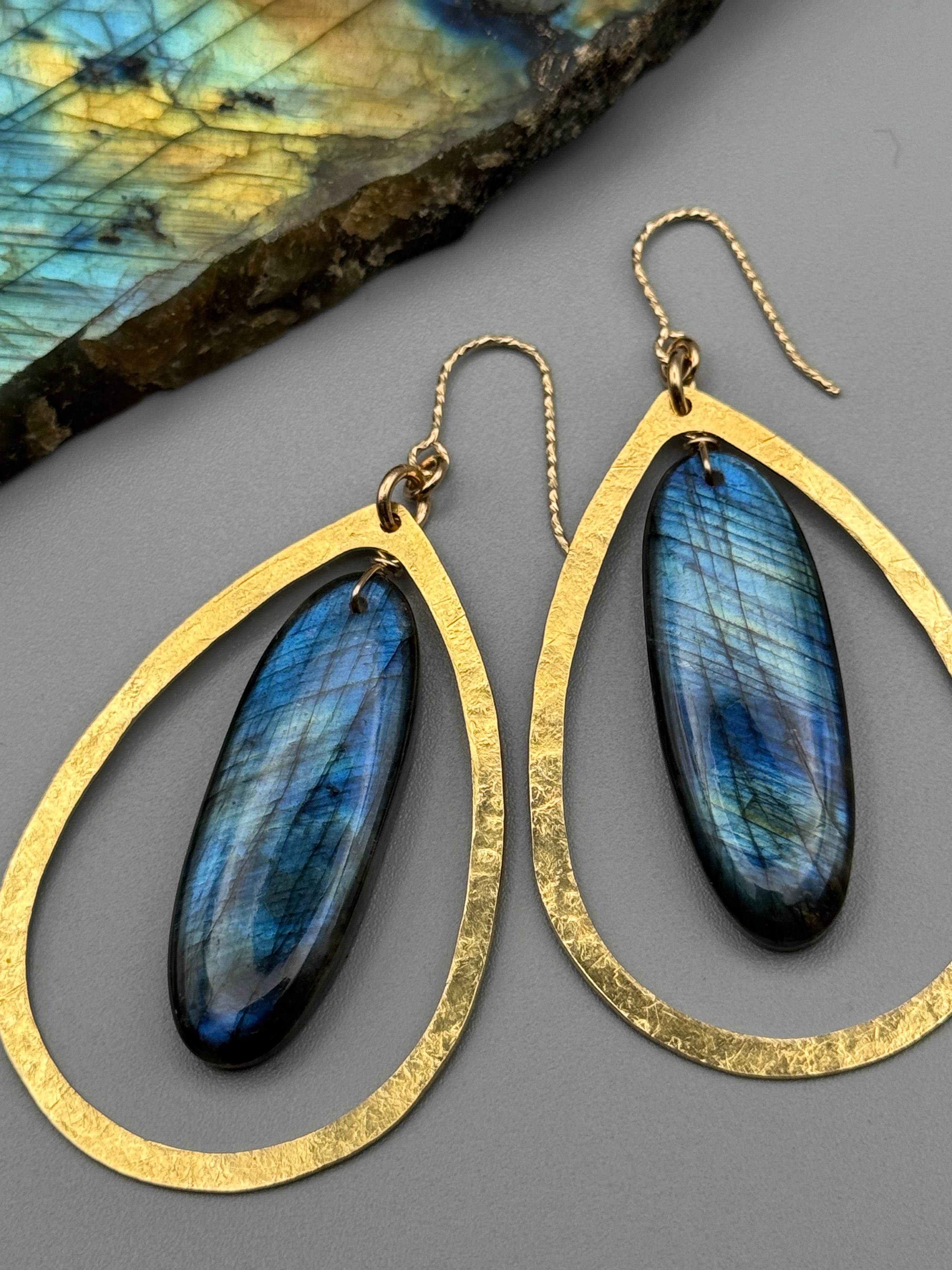 •DRIP DROP• labradorite oval + gold earrings