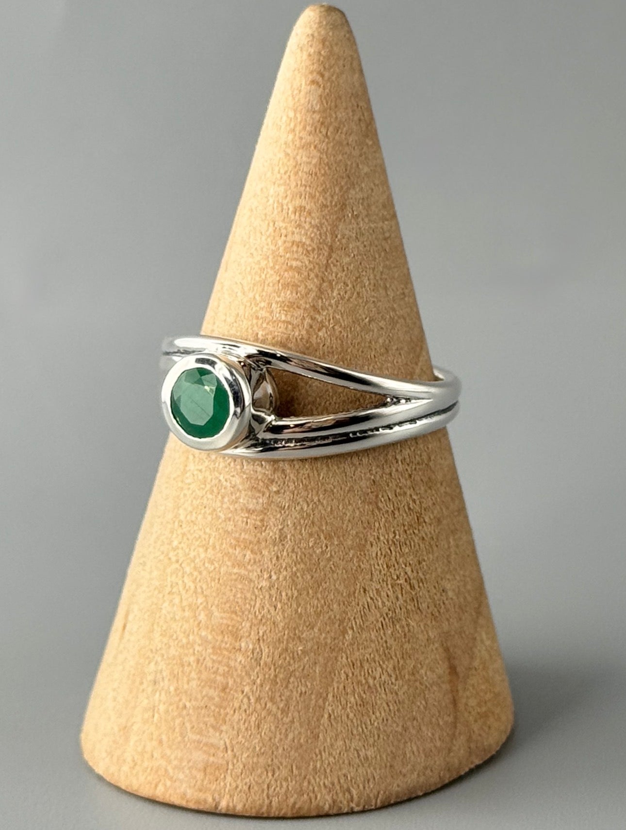 •EMERALD - ROUND• split band silver ring (various sizes)