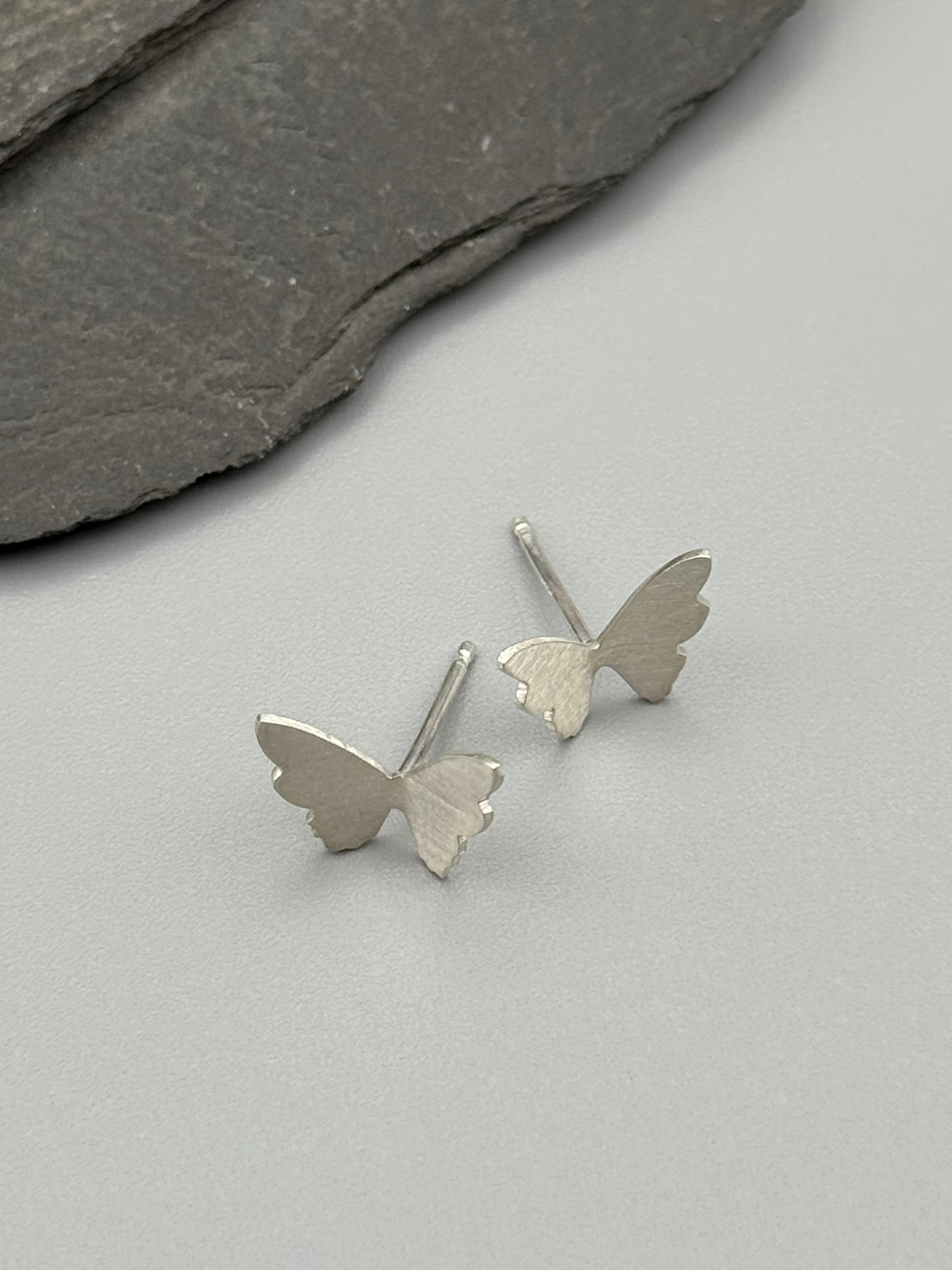 •LIL' FLUTTER• silver stud earrings