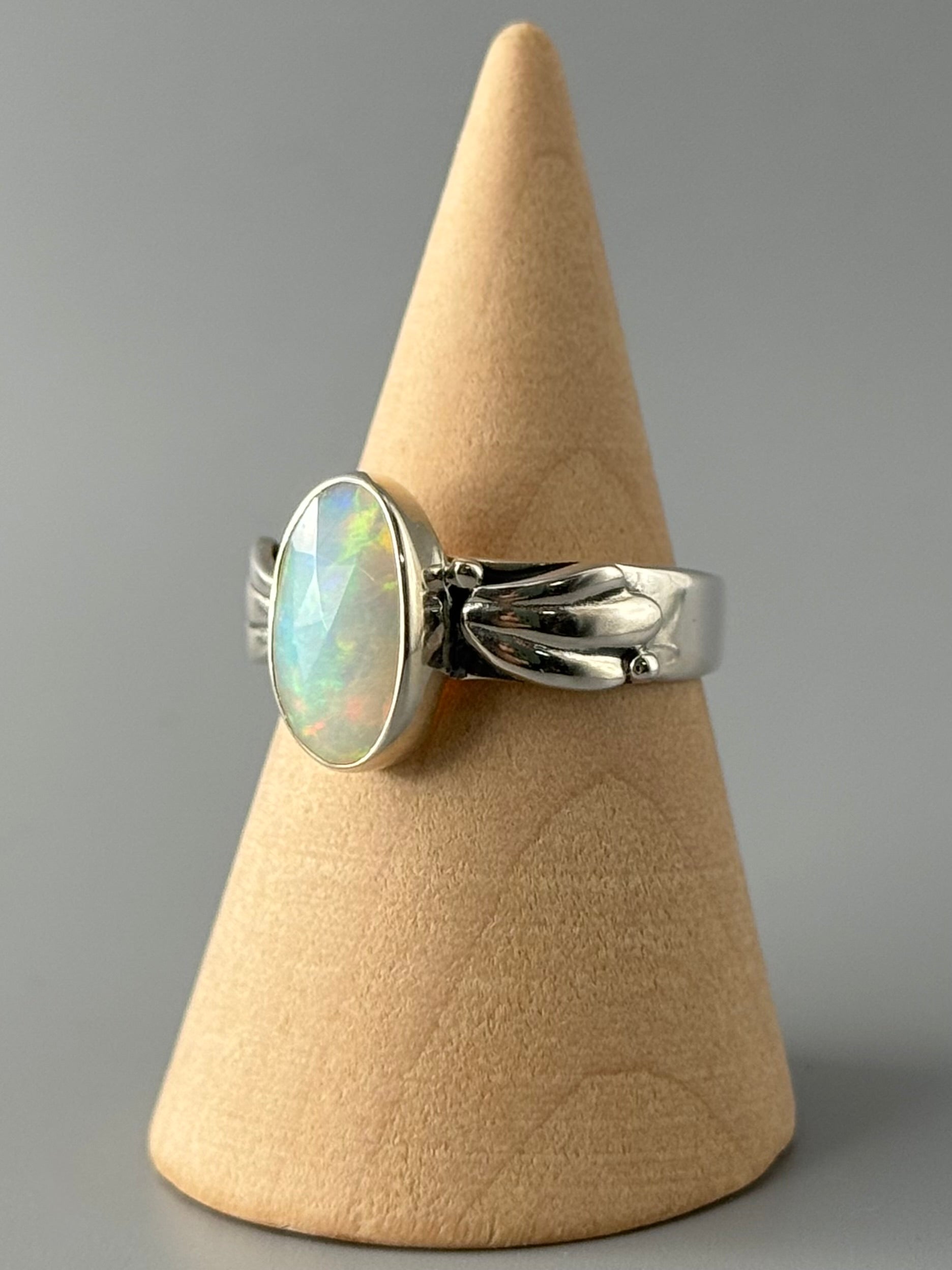 •FACETED ETHIOPIAN OPAL - ANTHER - 1• decorative band silver ring (size 8)