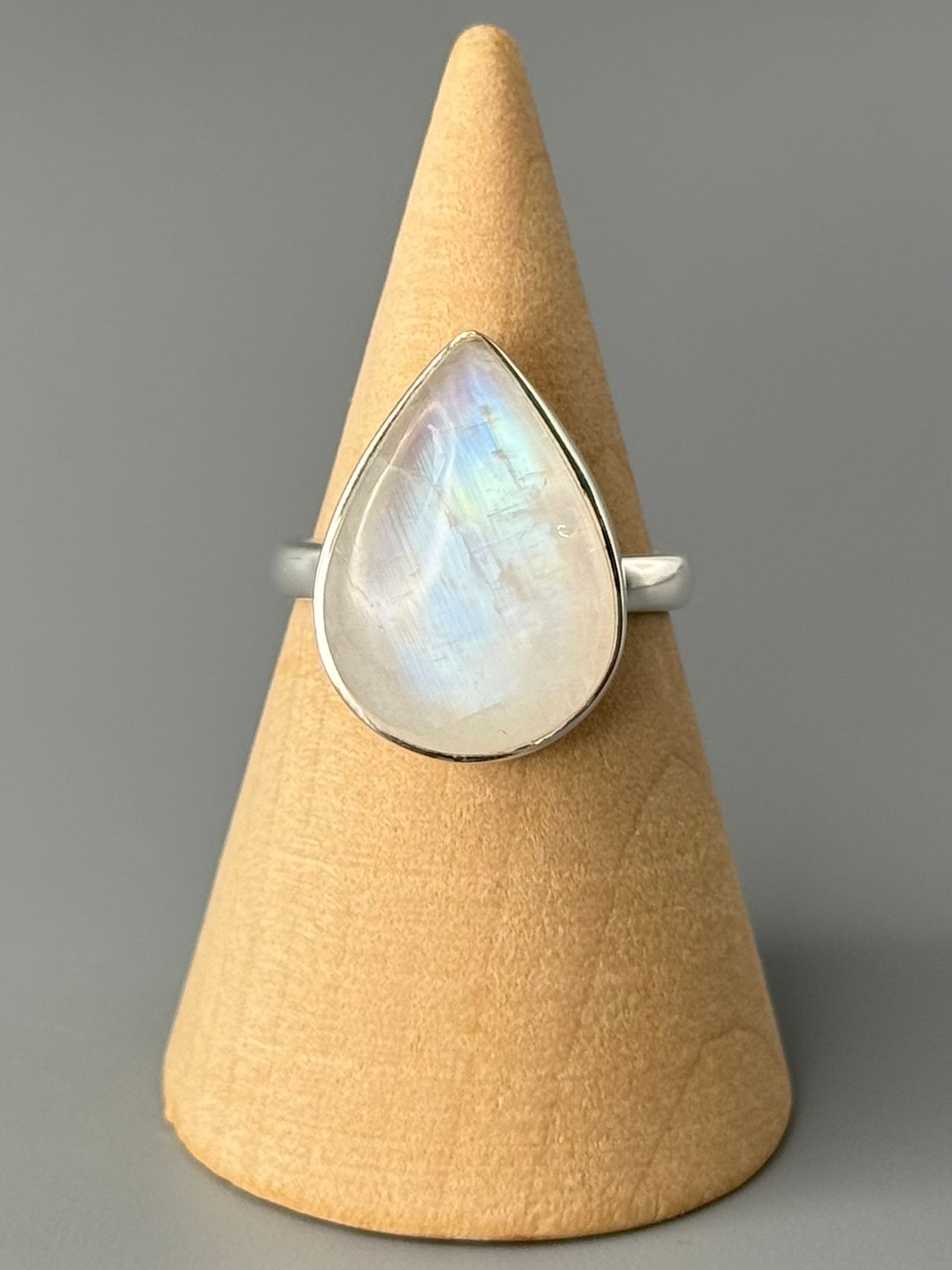 •RAINBOW MOONSTONE - TEAR• simple bezel silver ring (size 6)