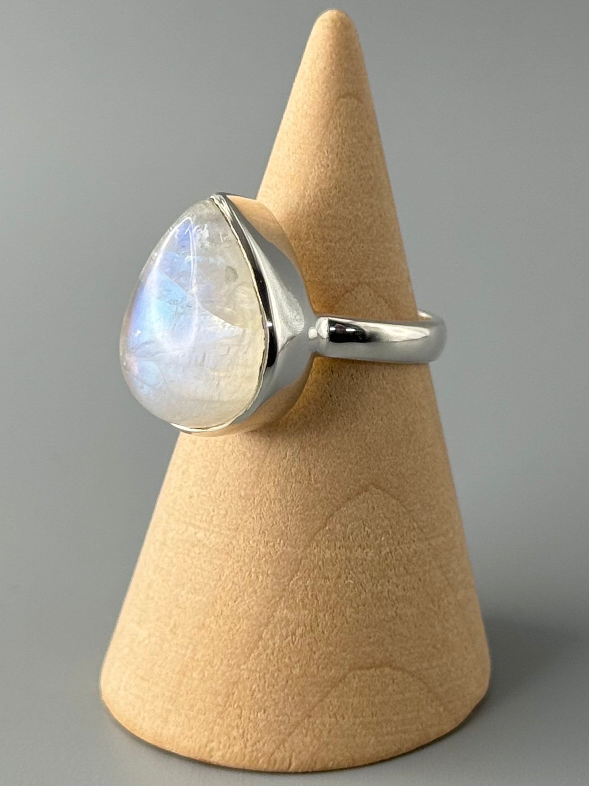 •RAINBOW MOONSTONE - TEAR• simple bezel silver ring (size 6)