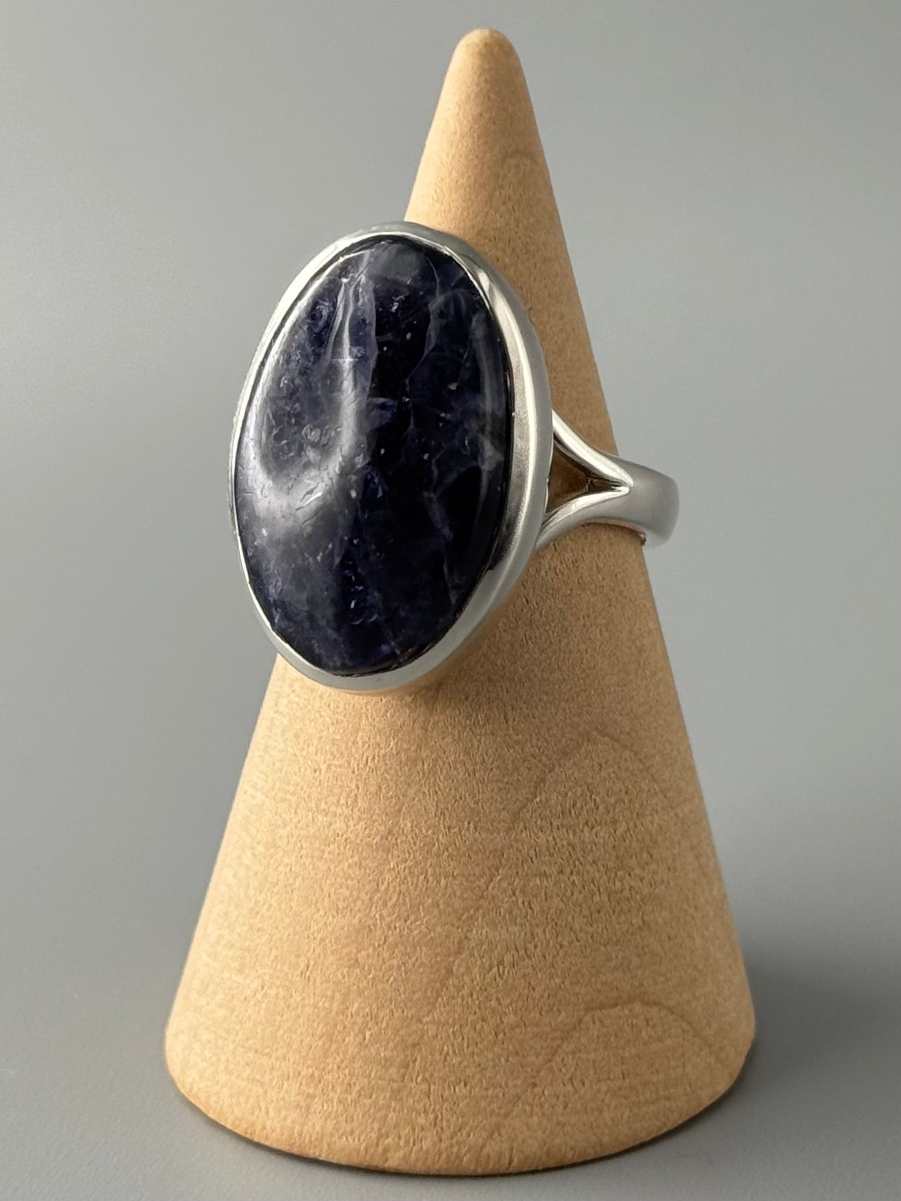 •IOLITE SUNSTONE - OVAL• split band silver ring (size 5.75)