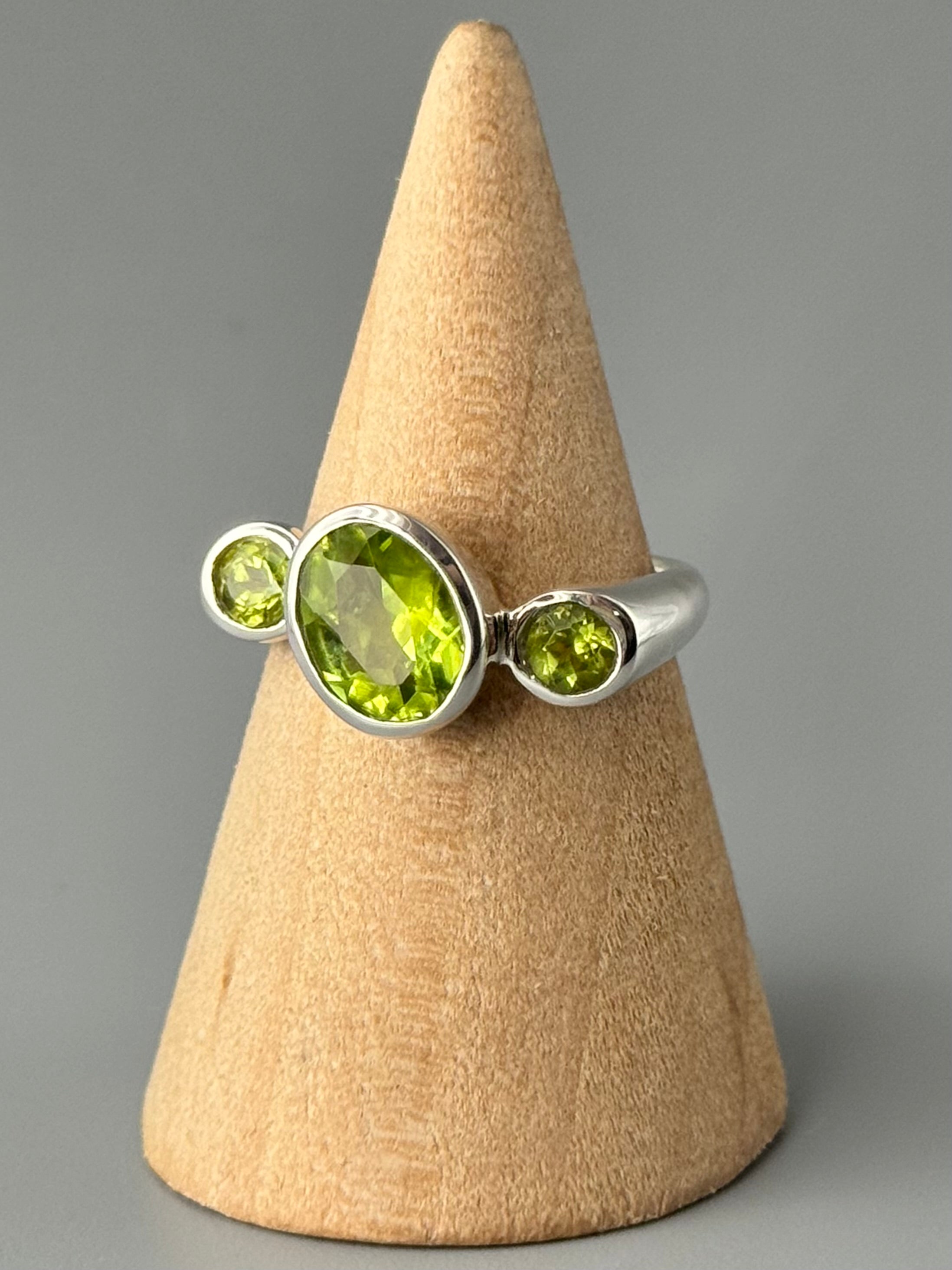 •PERIDOT - ITALIC• sterling silver ring (various sizes)