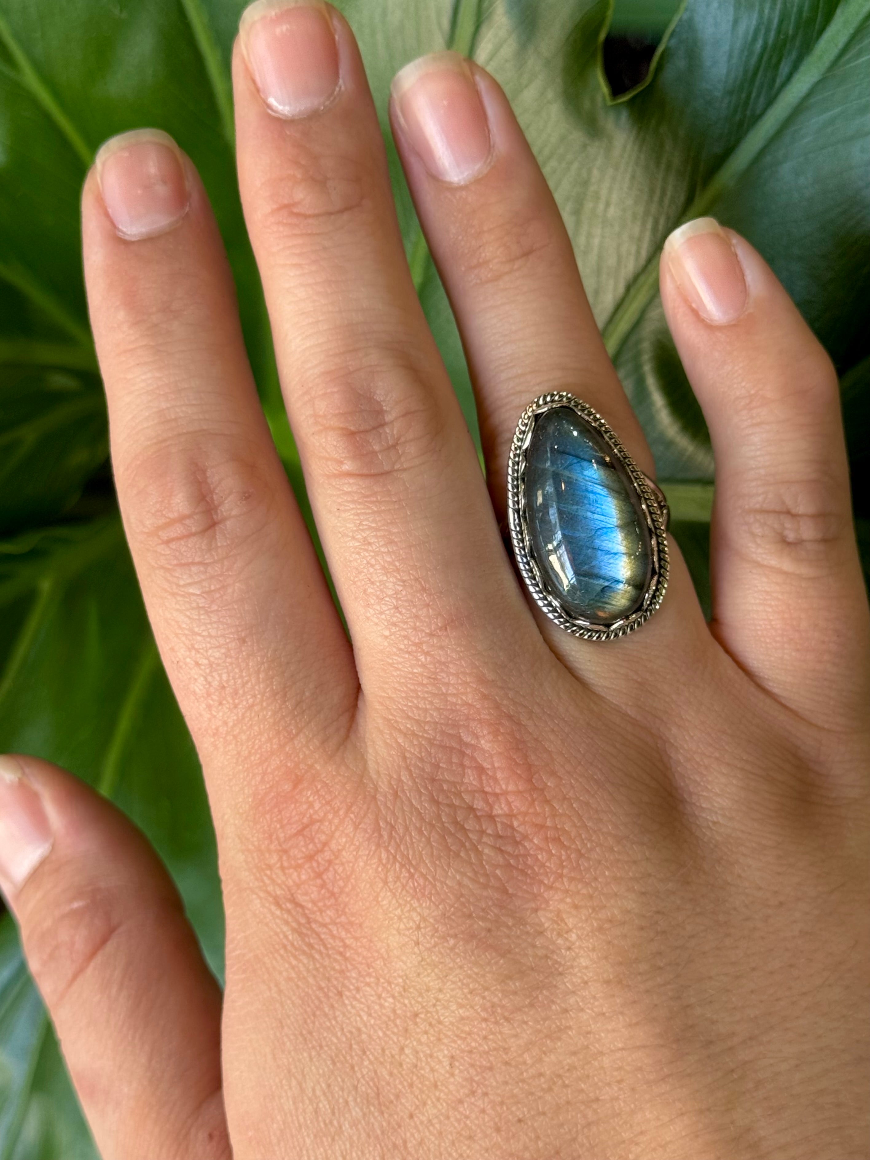 •LABRADORITE - PETAL• decorative bezel silver ring (size 6.75)