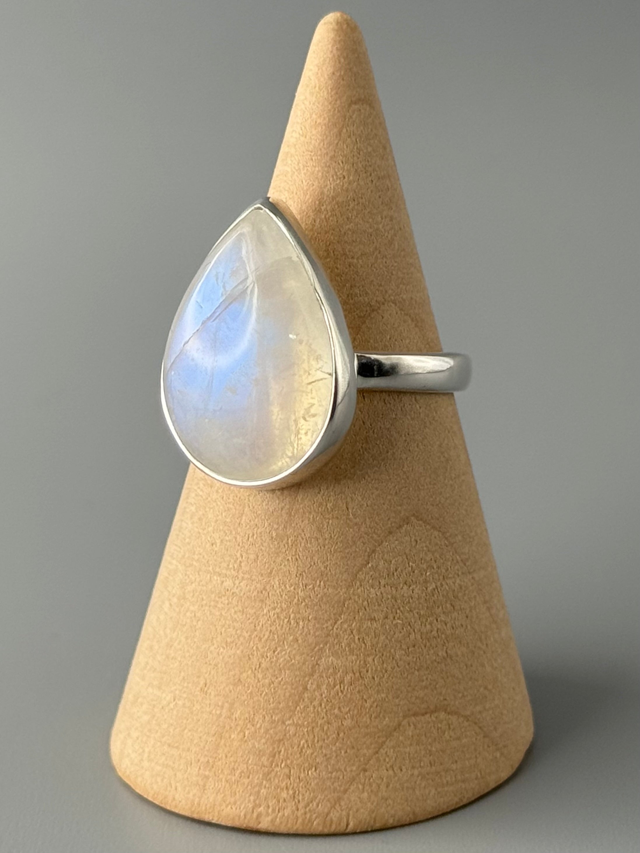 •RAINBOW MOONSTONE - TEAR• simple bezel silver ring (size 6)