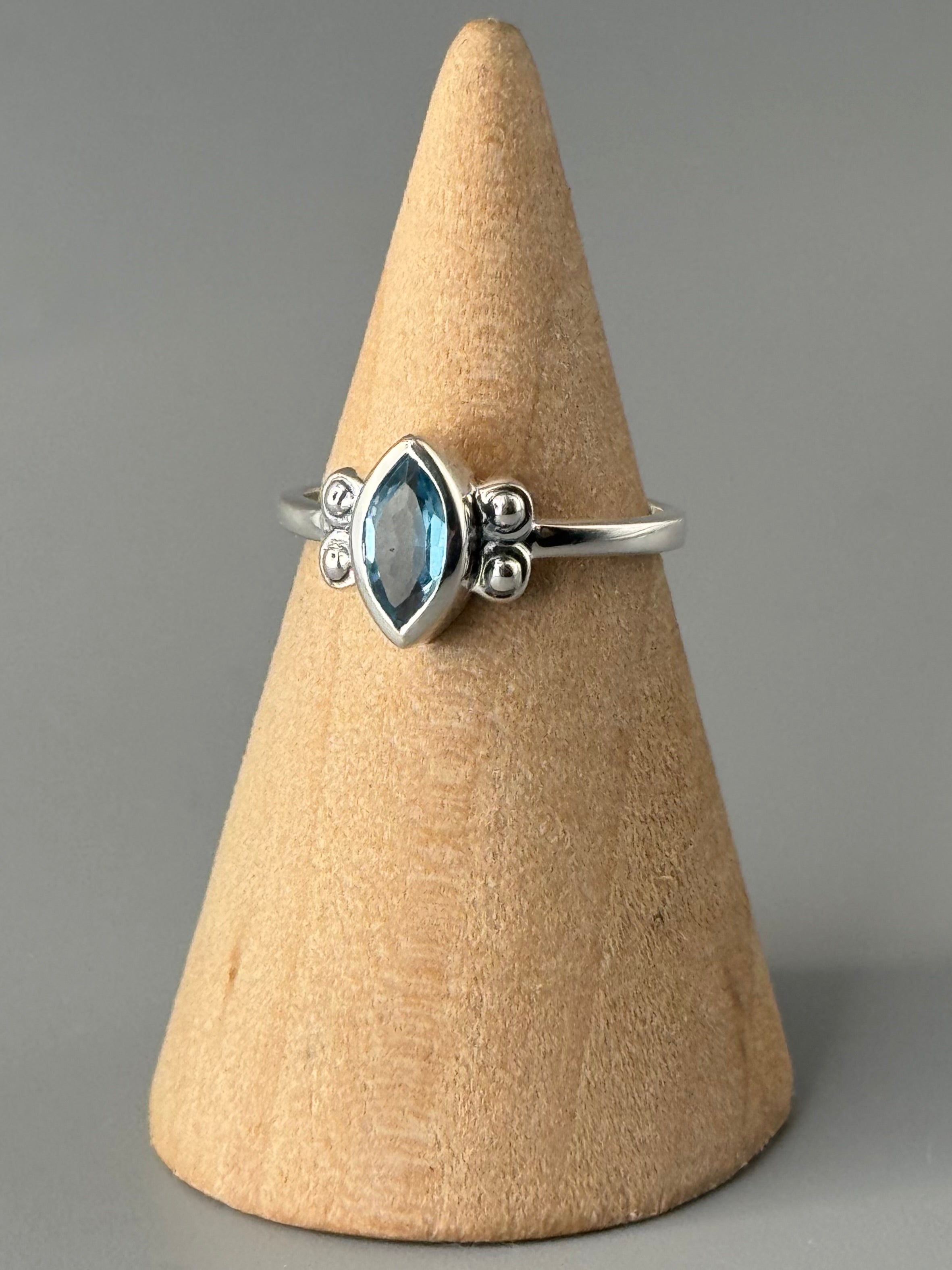 •BLUE TOPAZ - FLANKED• sterling silver ring (size 6.25)