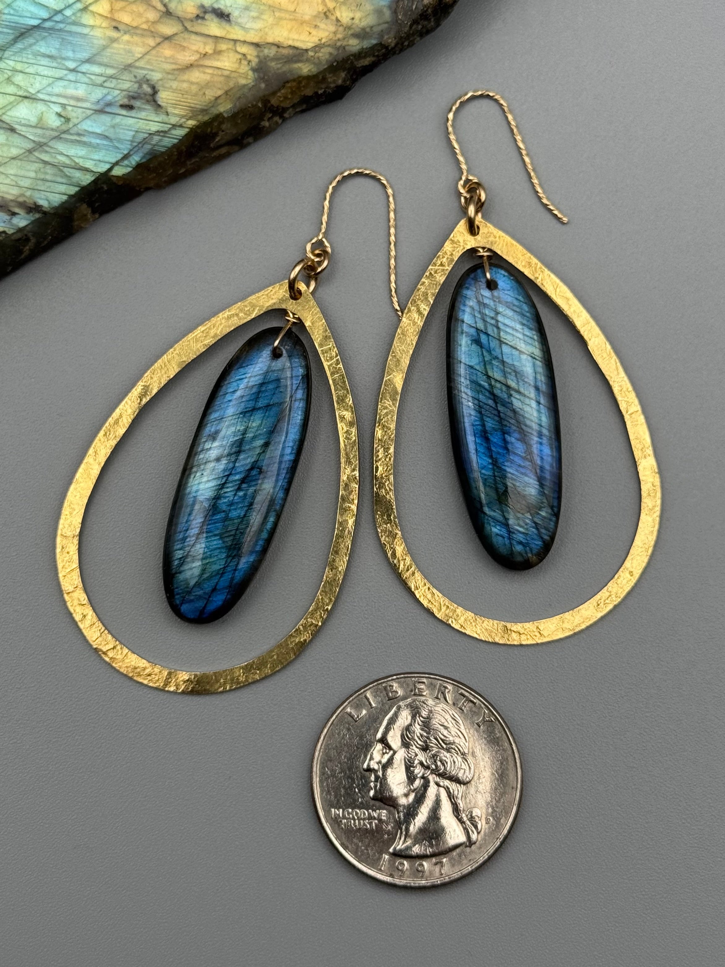 •DRIP DROP• labradorite oval + gold earrings