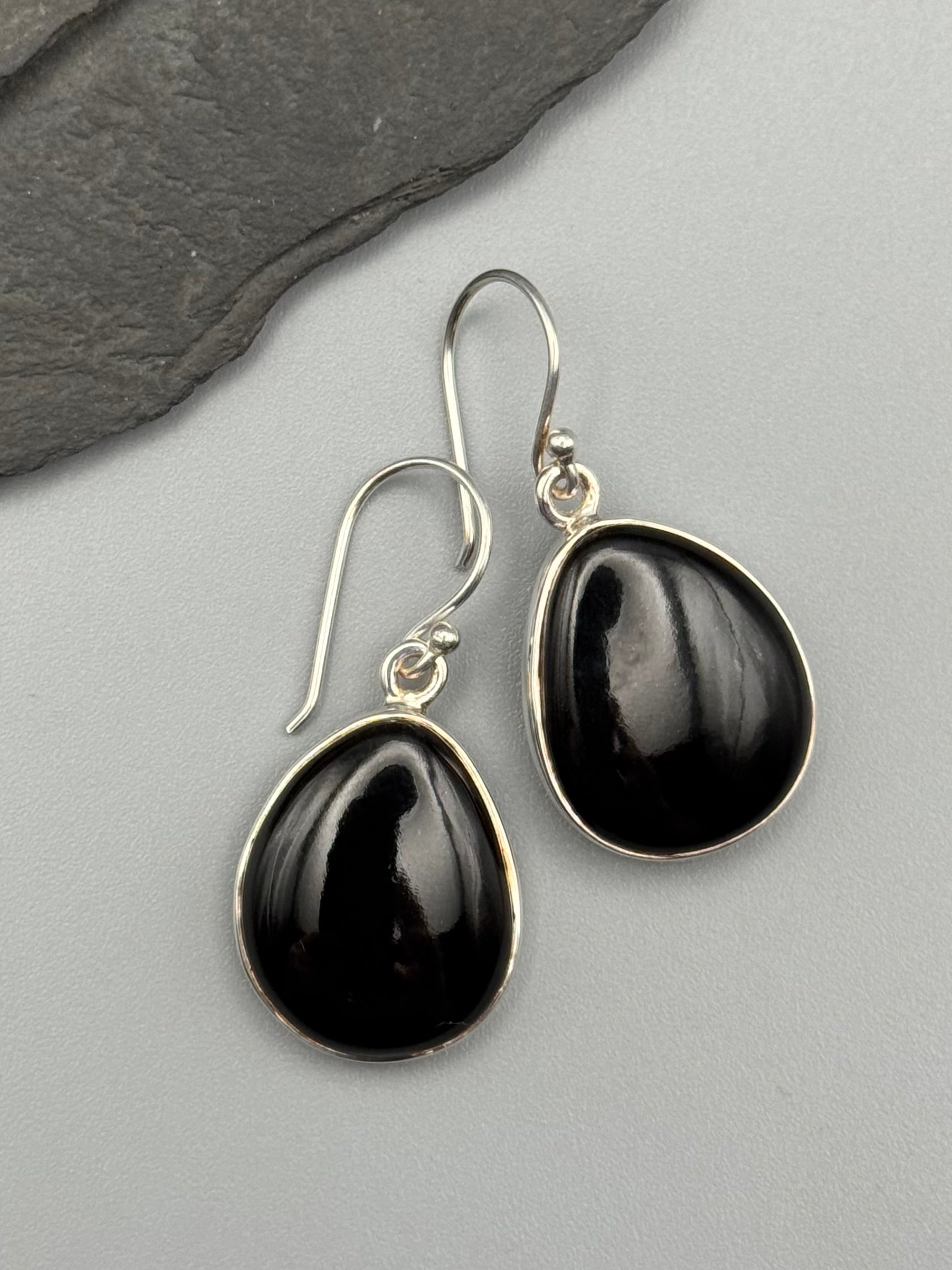 •SIMPLE FREEFORM• onyx + silver dangle earrings