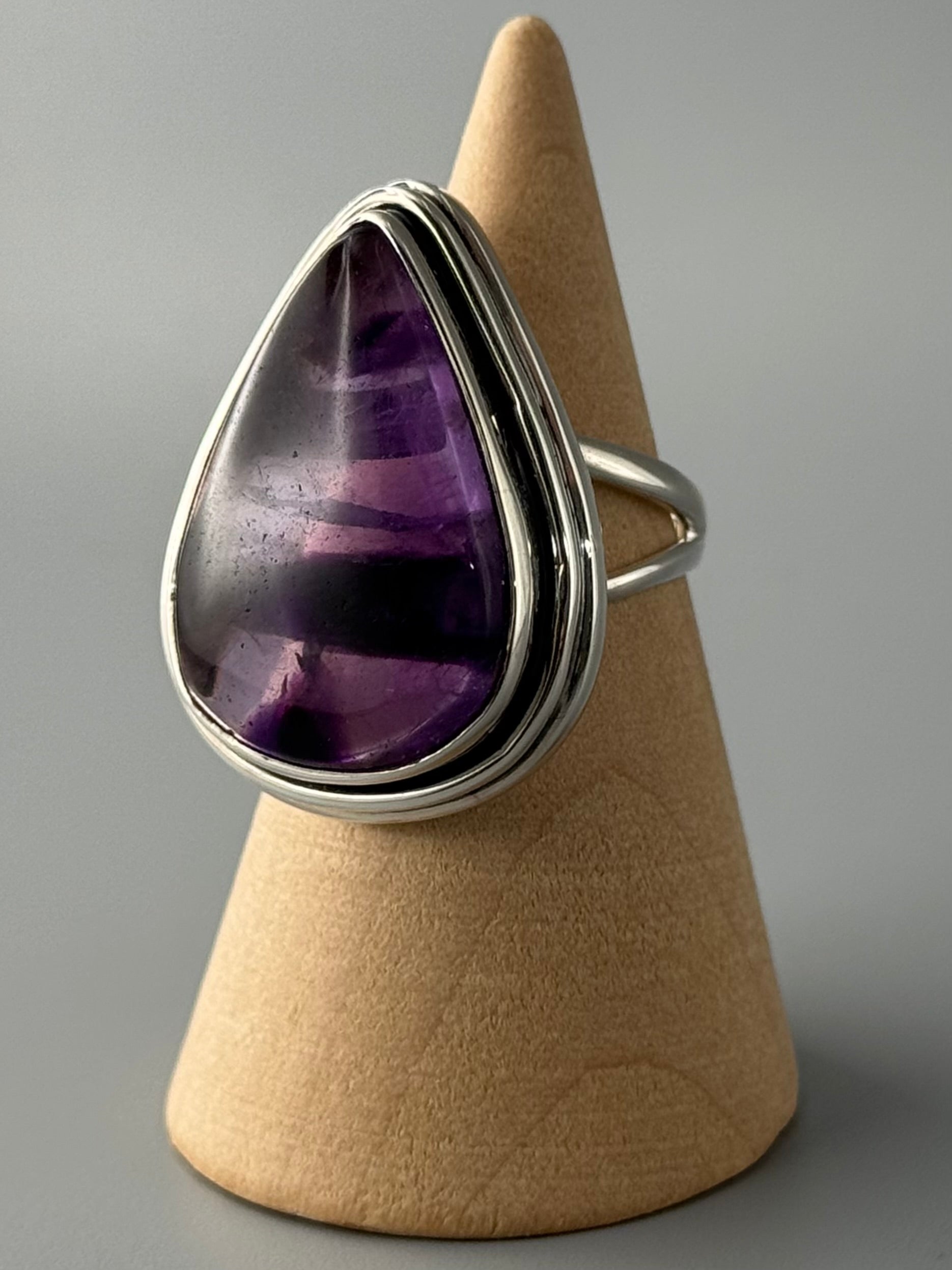 •TRAPICHE AMETHYST - TEAR• split band silver ring (size 6)