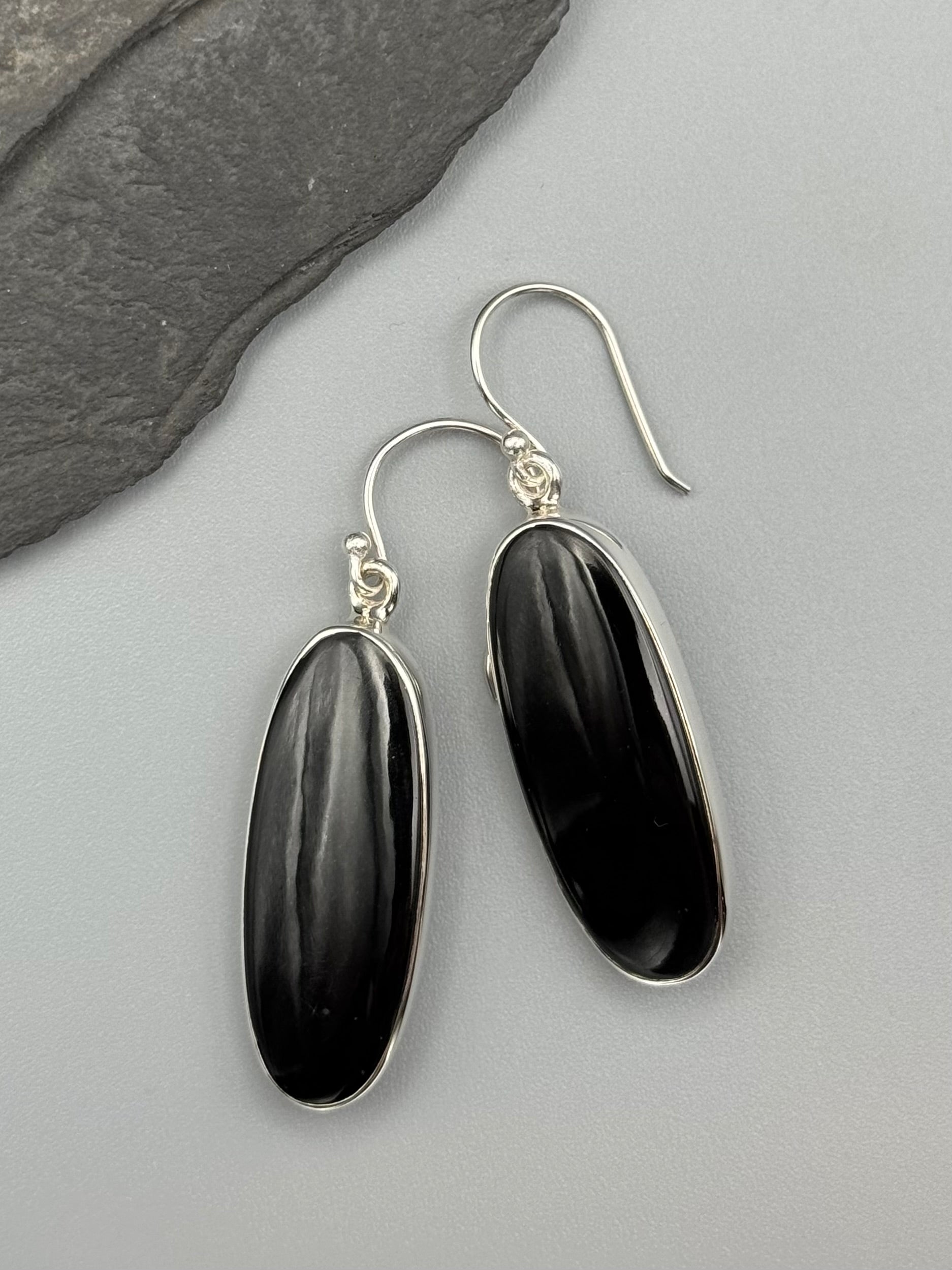 •SIMPLE OVAL• onyx + silver dangle earrings