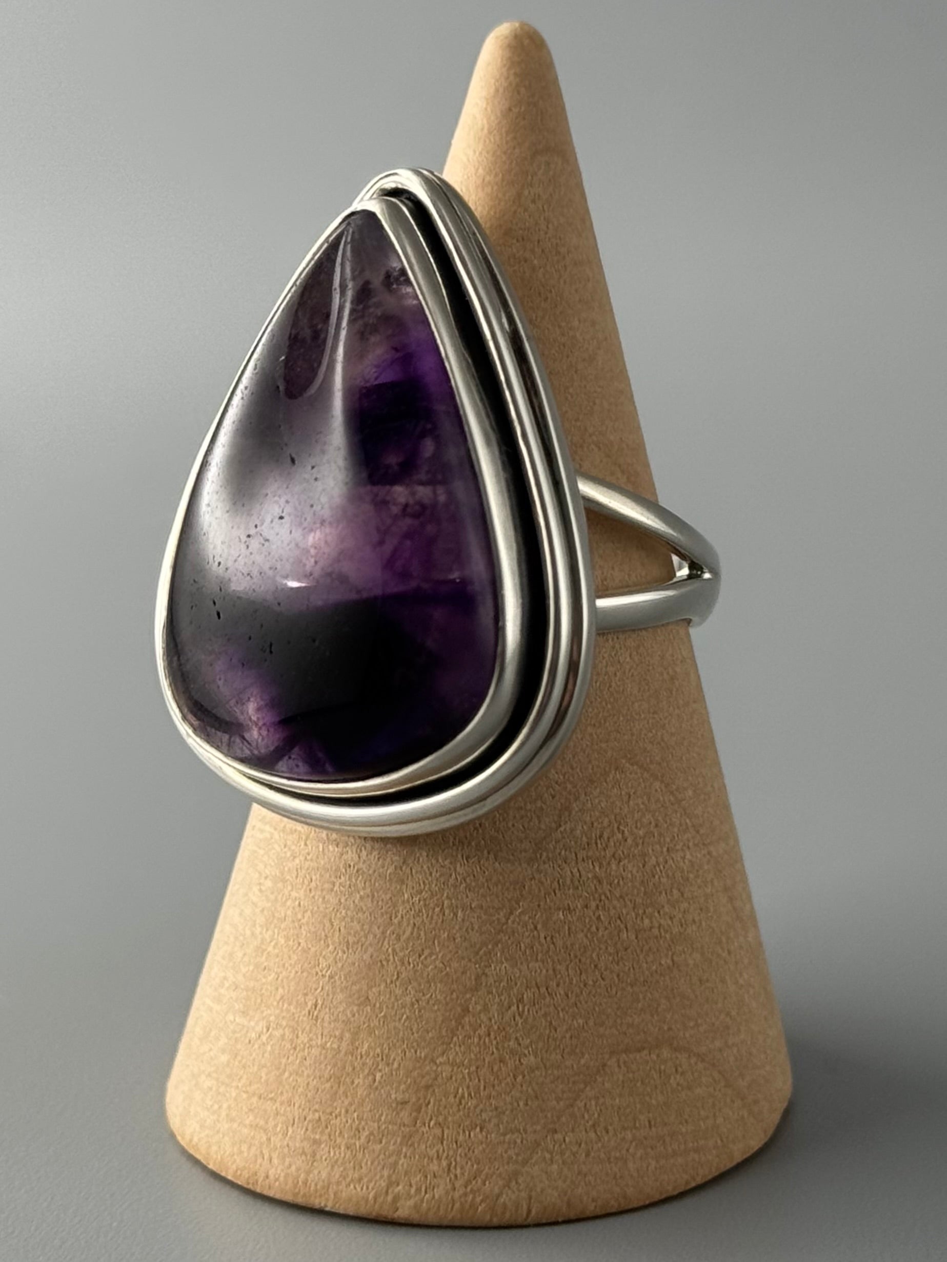 •TRAPICHE AMETHYST - TEAR• split band silver ring (size 7)