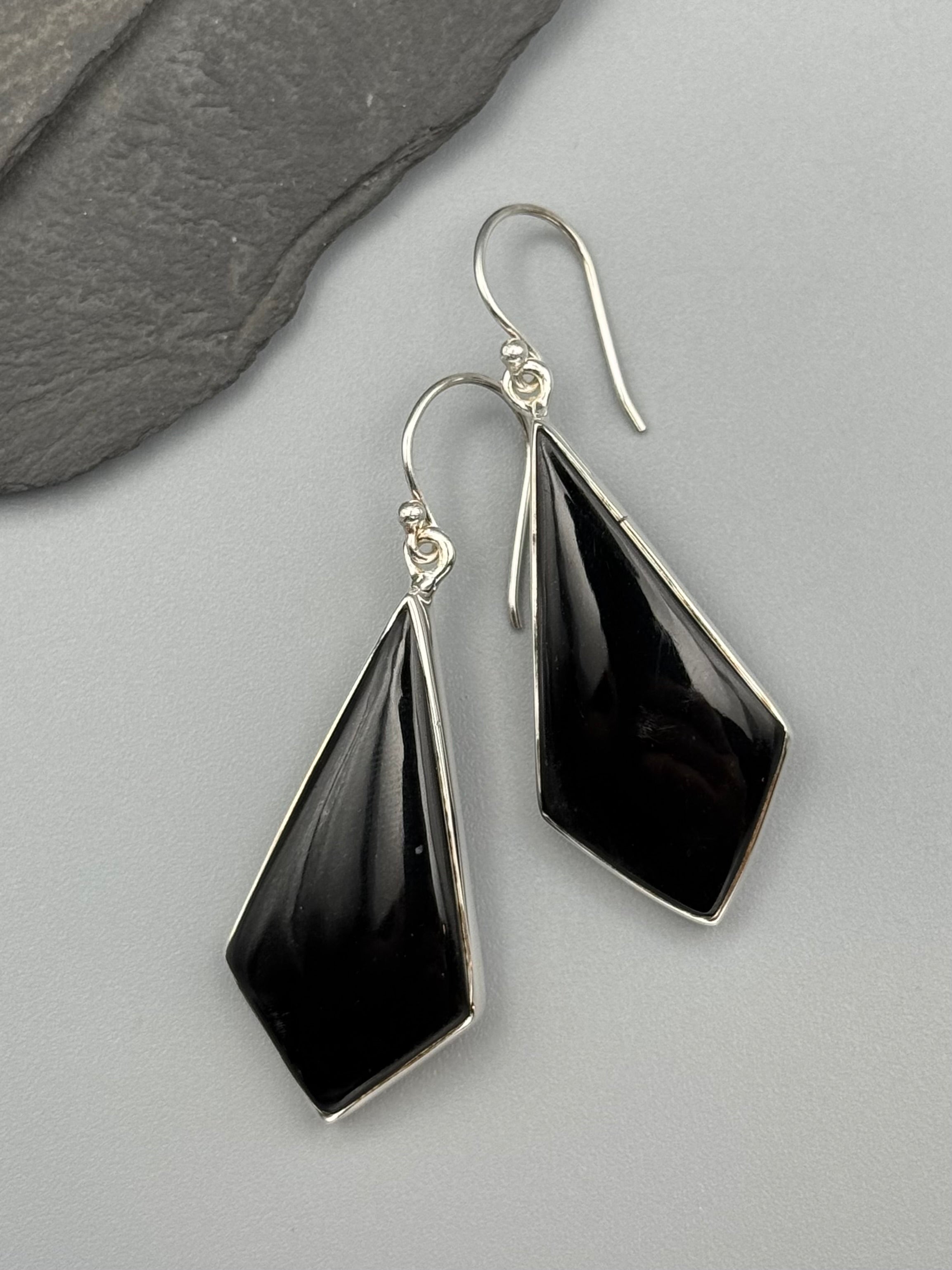 •SIMPLE KITE• onyx + silver dangle earrings