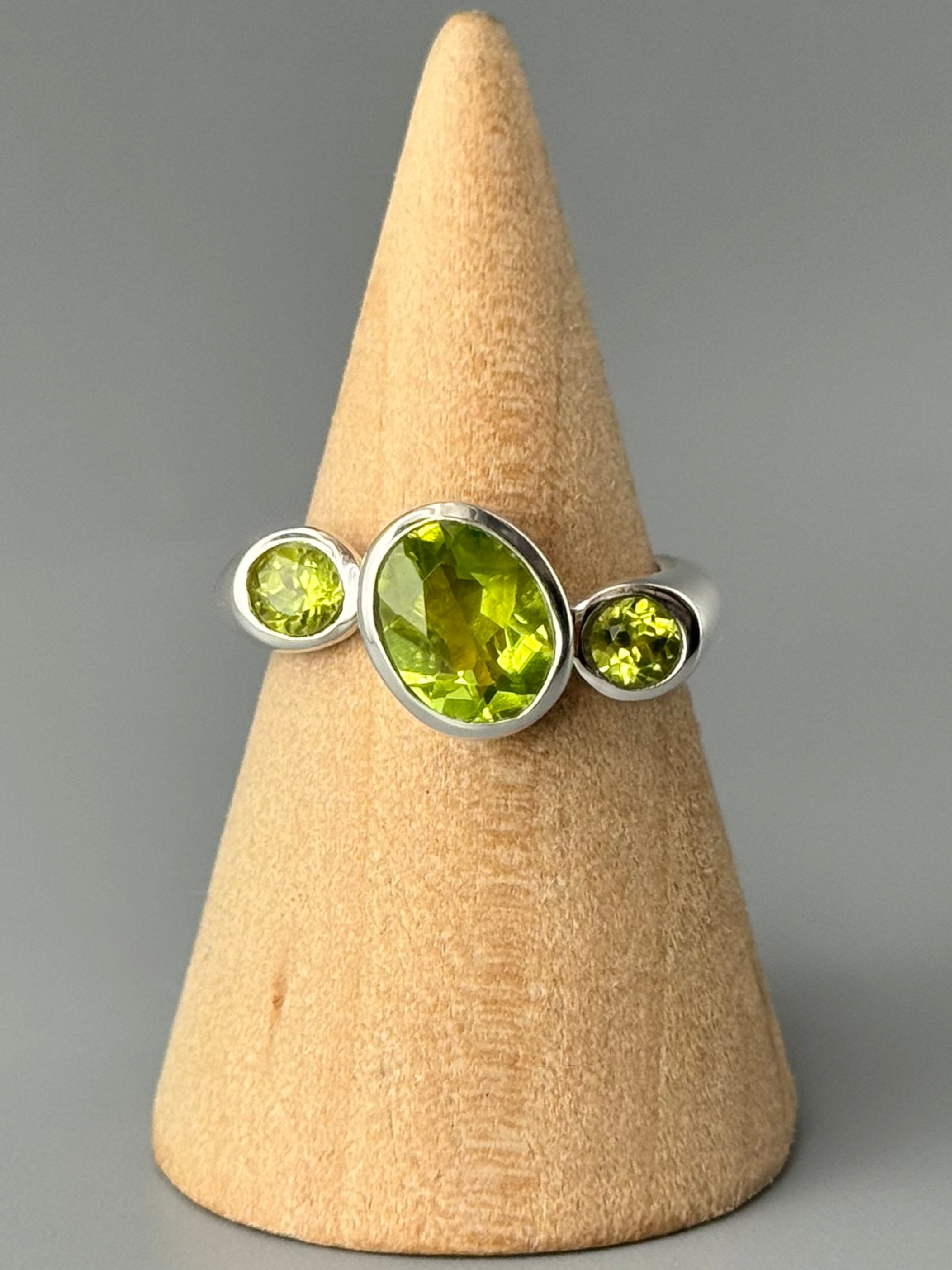 •PERIDOT - ITALIC• sterling silver ring (various sizes)