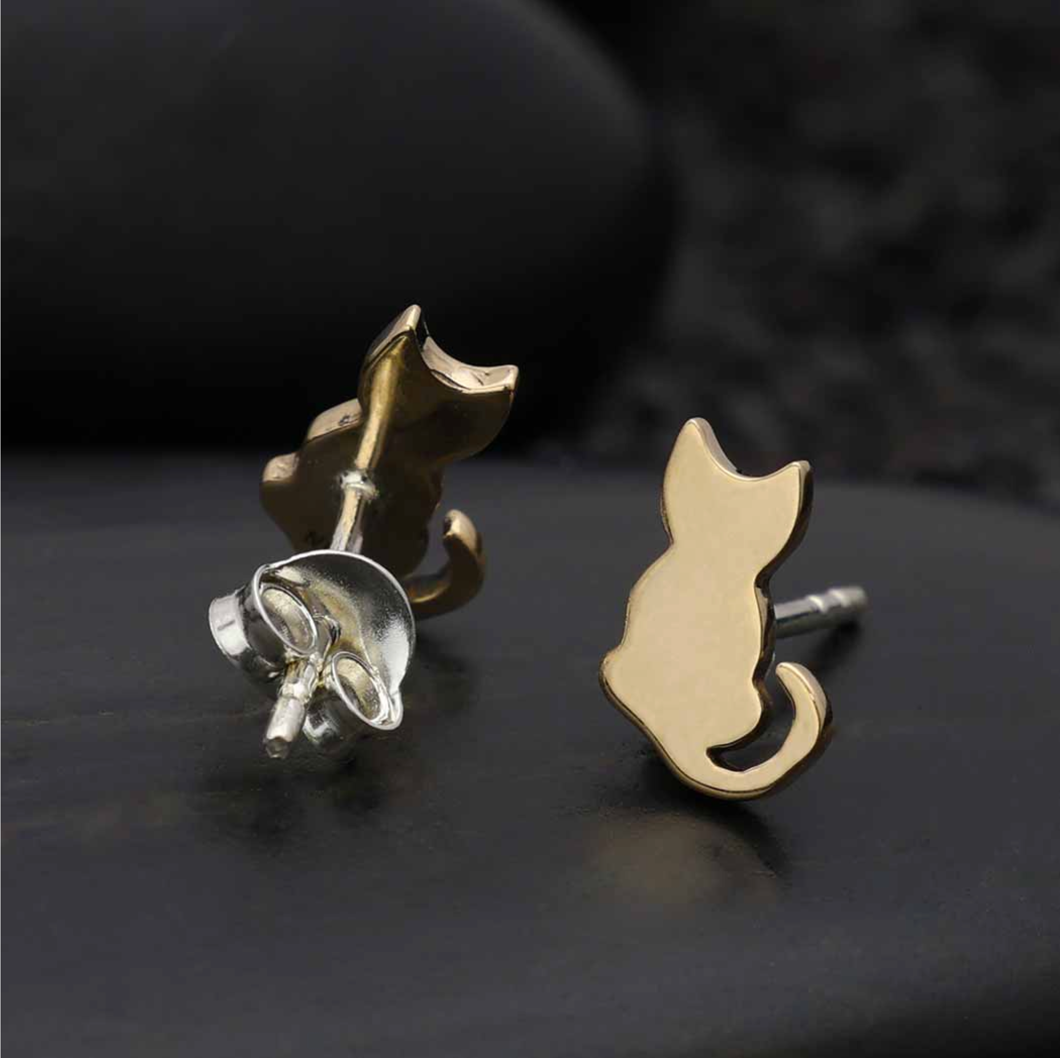 •SITTING CAT• bronze stud earrings