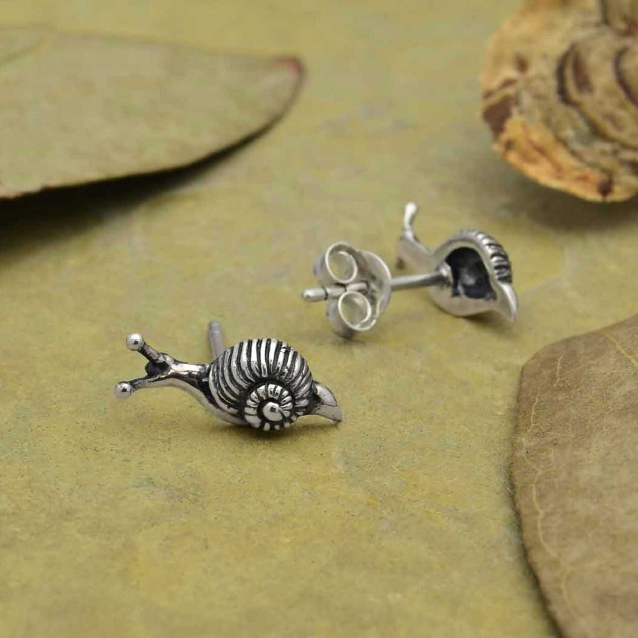 •TINY SNAIL• silver stud earrings