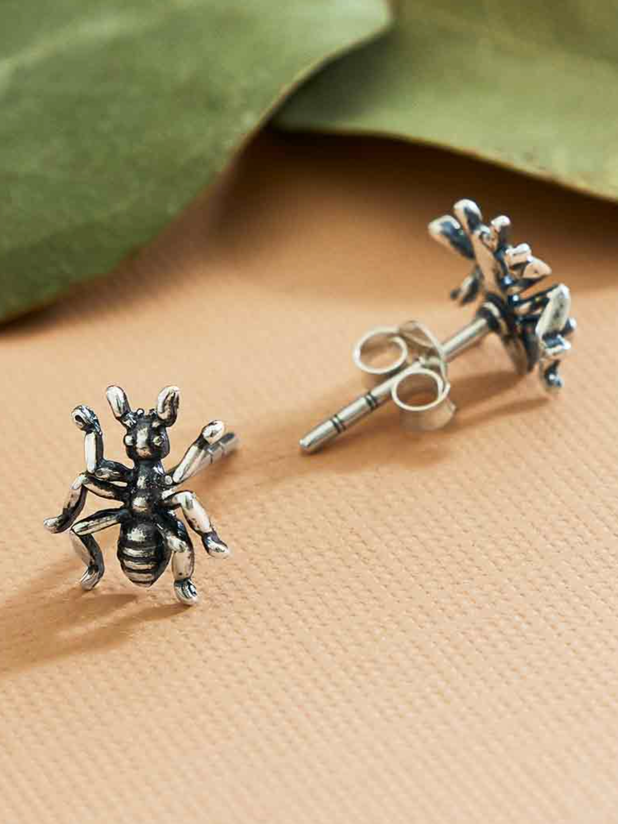 •ANT• silver stud earrings