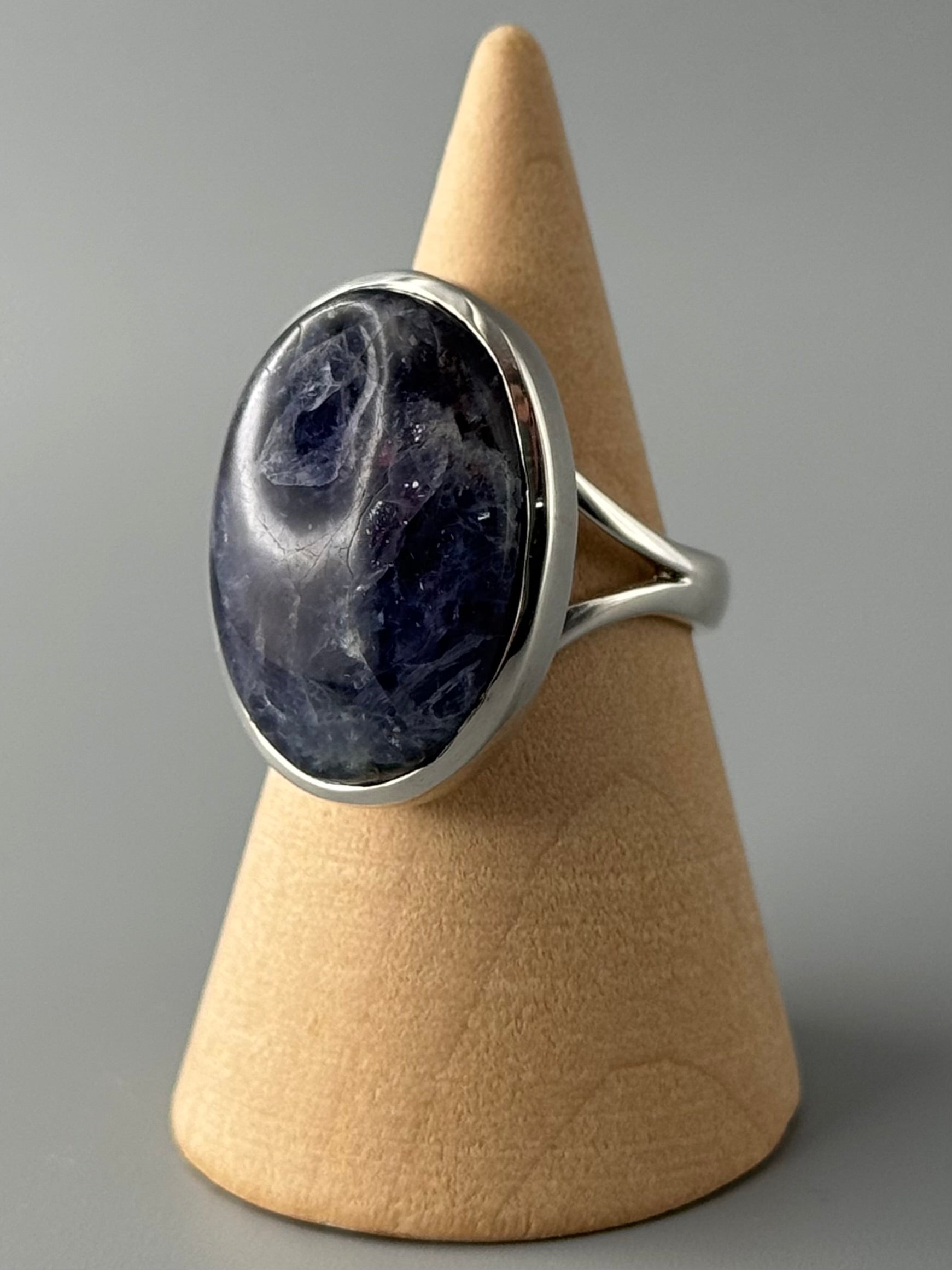 •IOLITE SUNSTONE - OVAL• split band silver ring (size 7.75)