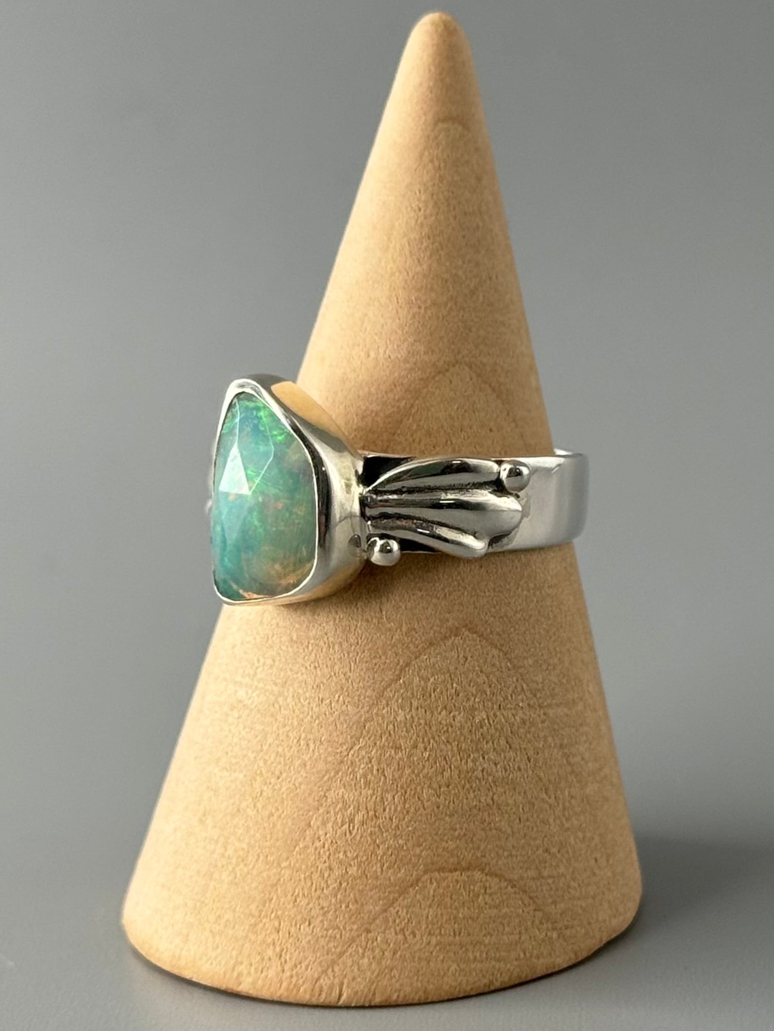 •FACETED ETHIOPIAN OPAL - ANTHER - 2• decorative band silver ring (size 8)