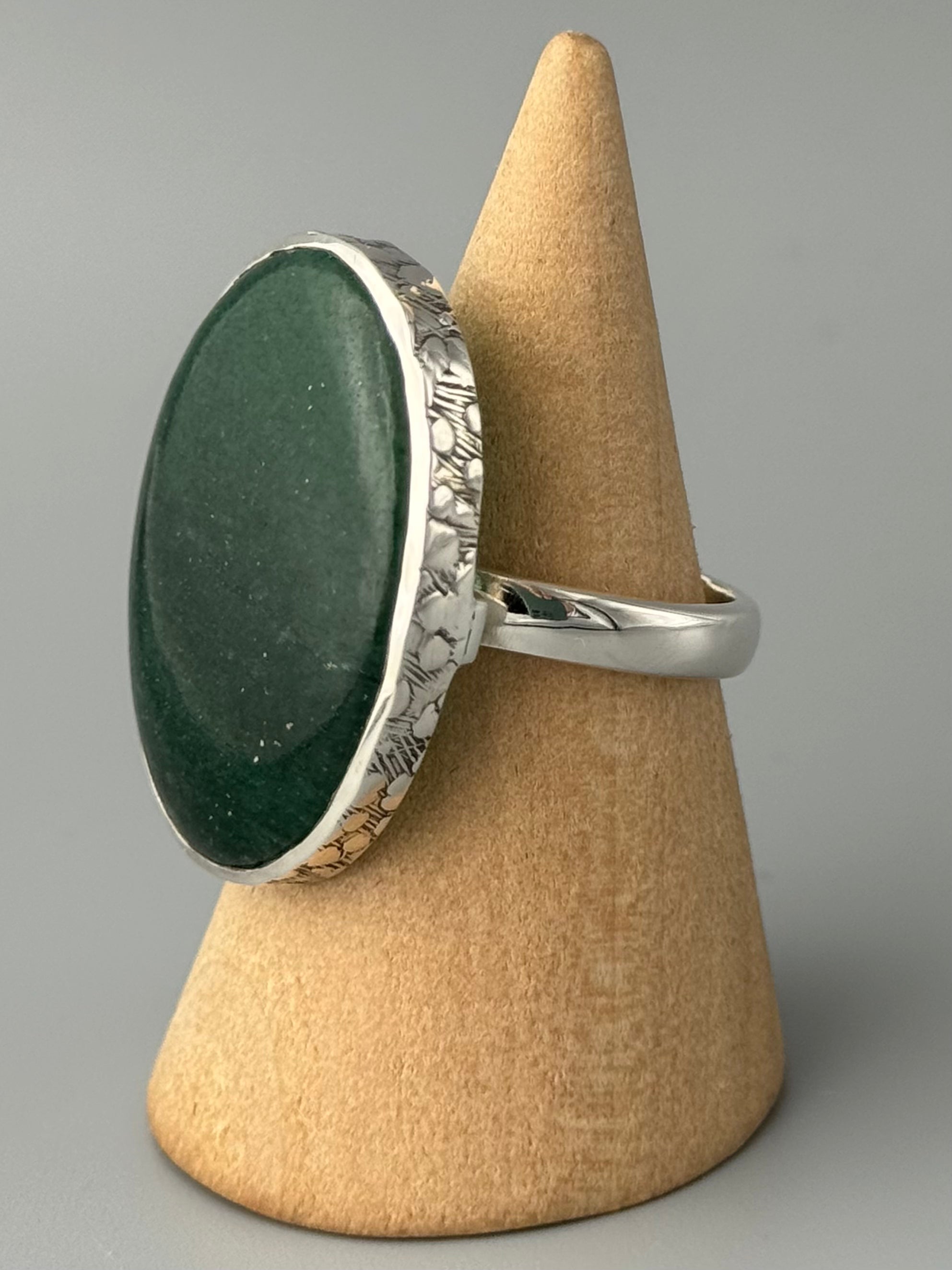 •GREEN AVENTURINE - OVAL• cobblestone bezel silver ring (size 7.75)