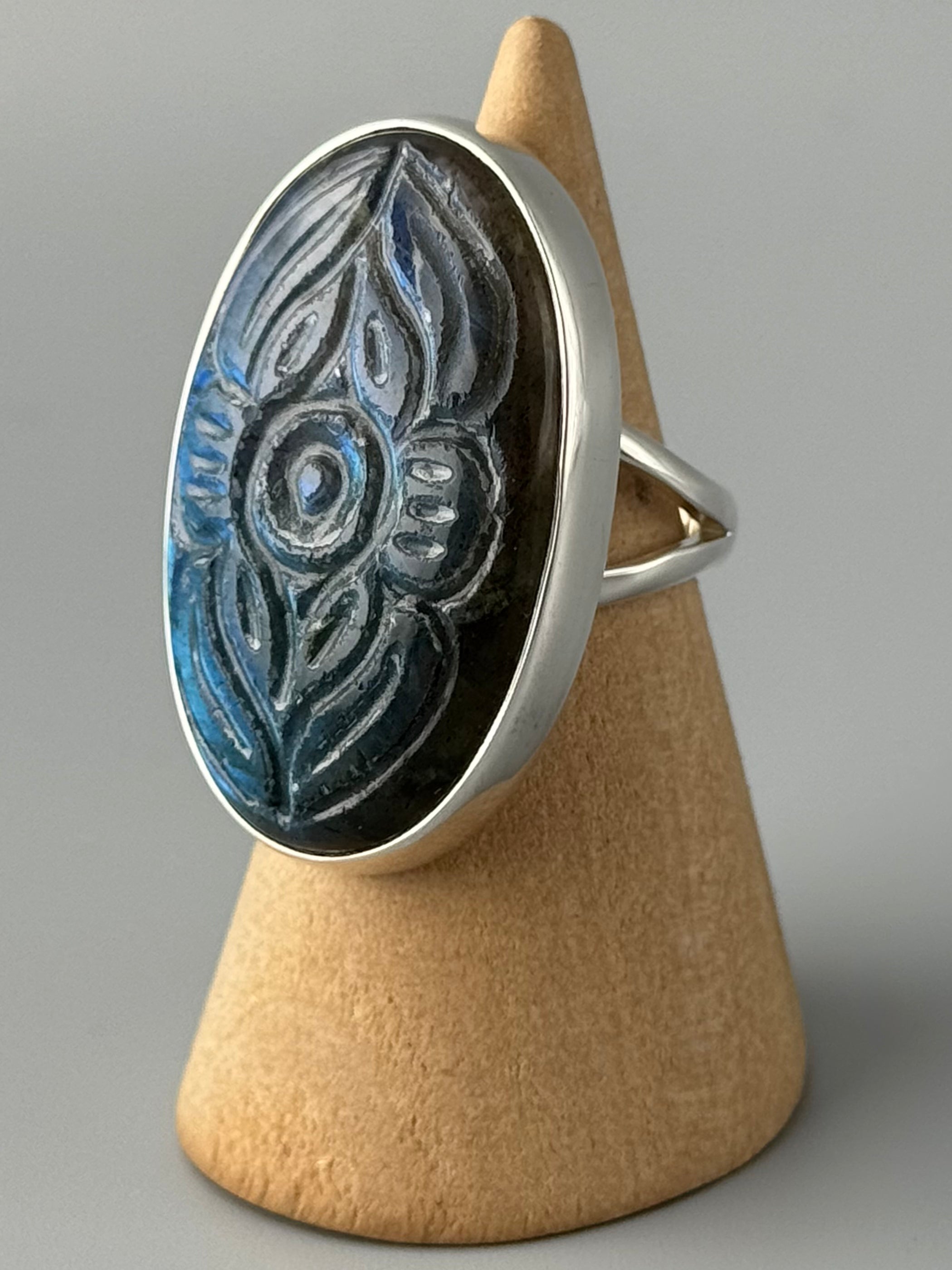 •ETCHED LABRADORITE - OVAL - 2• split band silver ring (size 6)